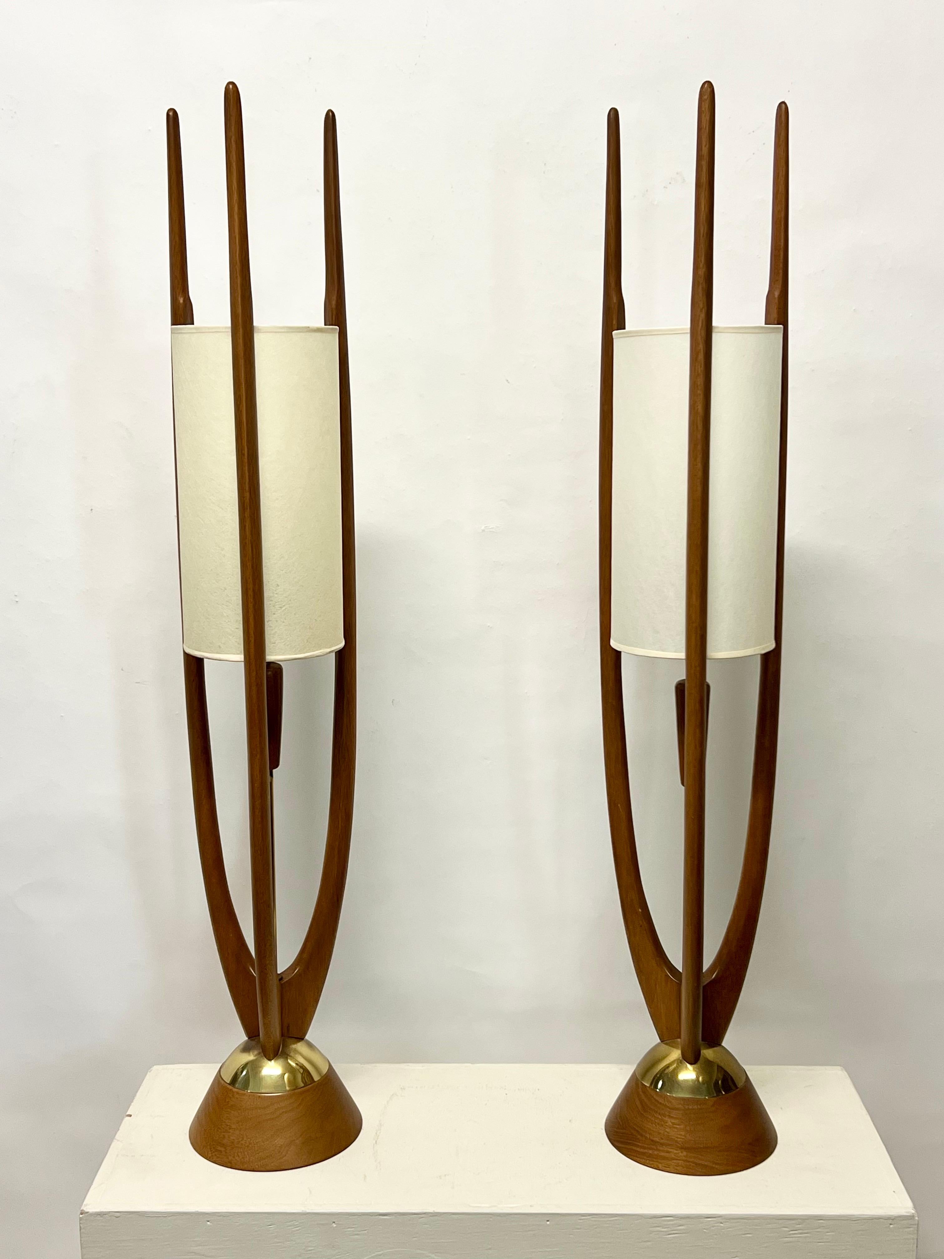 John Keal rares lampes de bureau en bois et laiton des années 1960 en vente 2