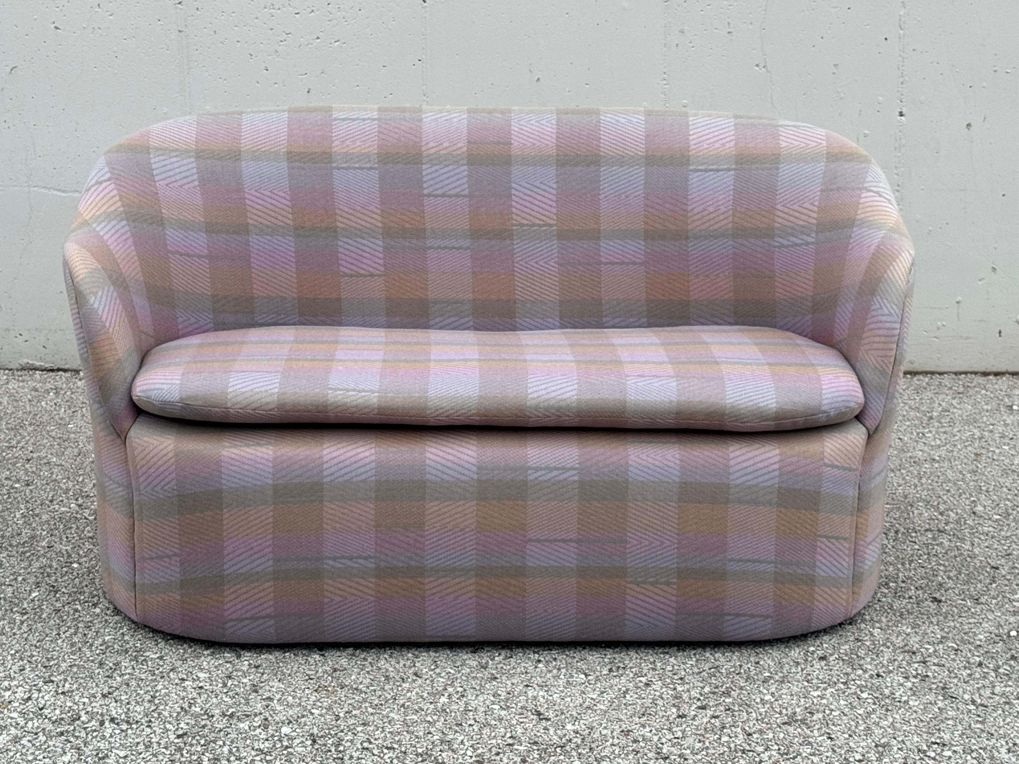 L'architetto e designer d'interni di John York John F. Saladino (1939-2025). I Johns ha disegnato questa Petal Settee (#7009), divano o poltrona in scala ridotta degli anni '70 per Dunbar, con la sua tappezzeria originale vintage Jack Lenor Larsen a