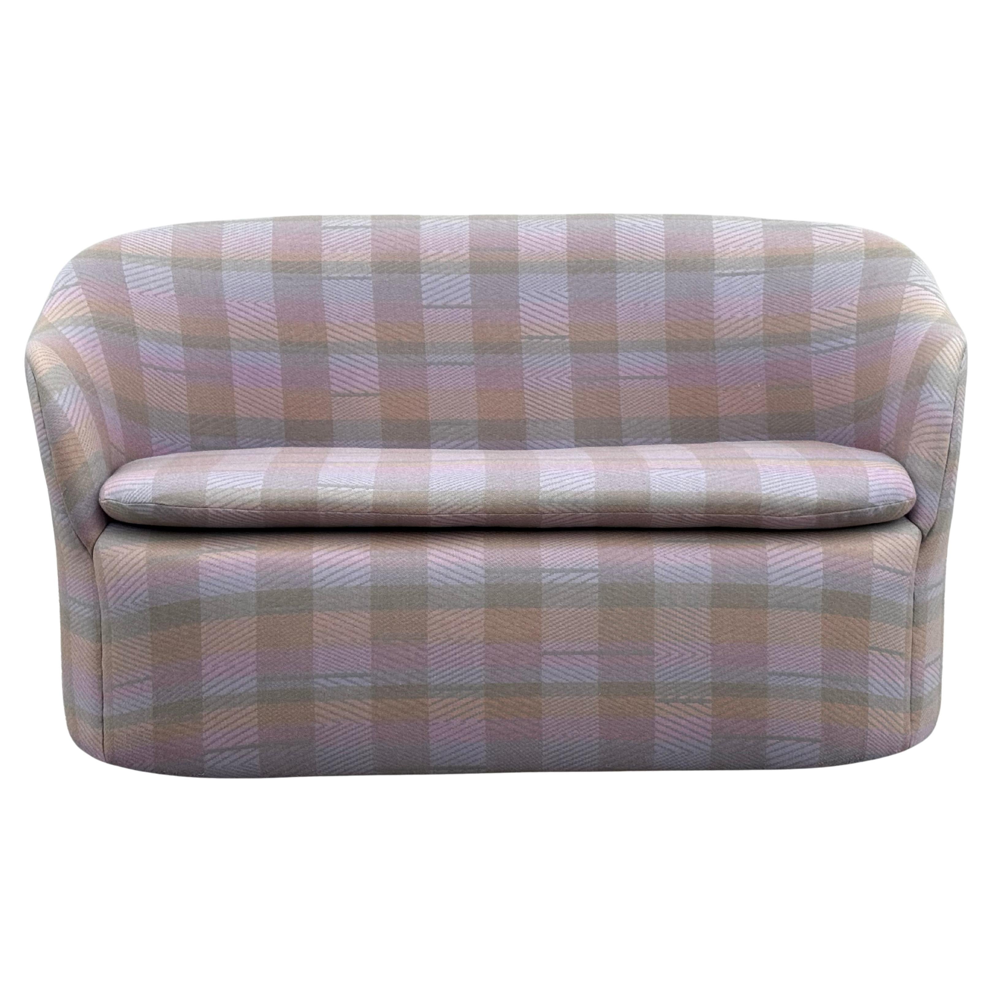 Rara poltrona/divano a petalo di John Saladino per Dunbar in Jack Lenor Larsen Plaid