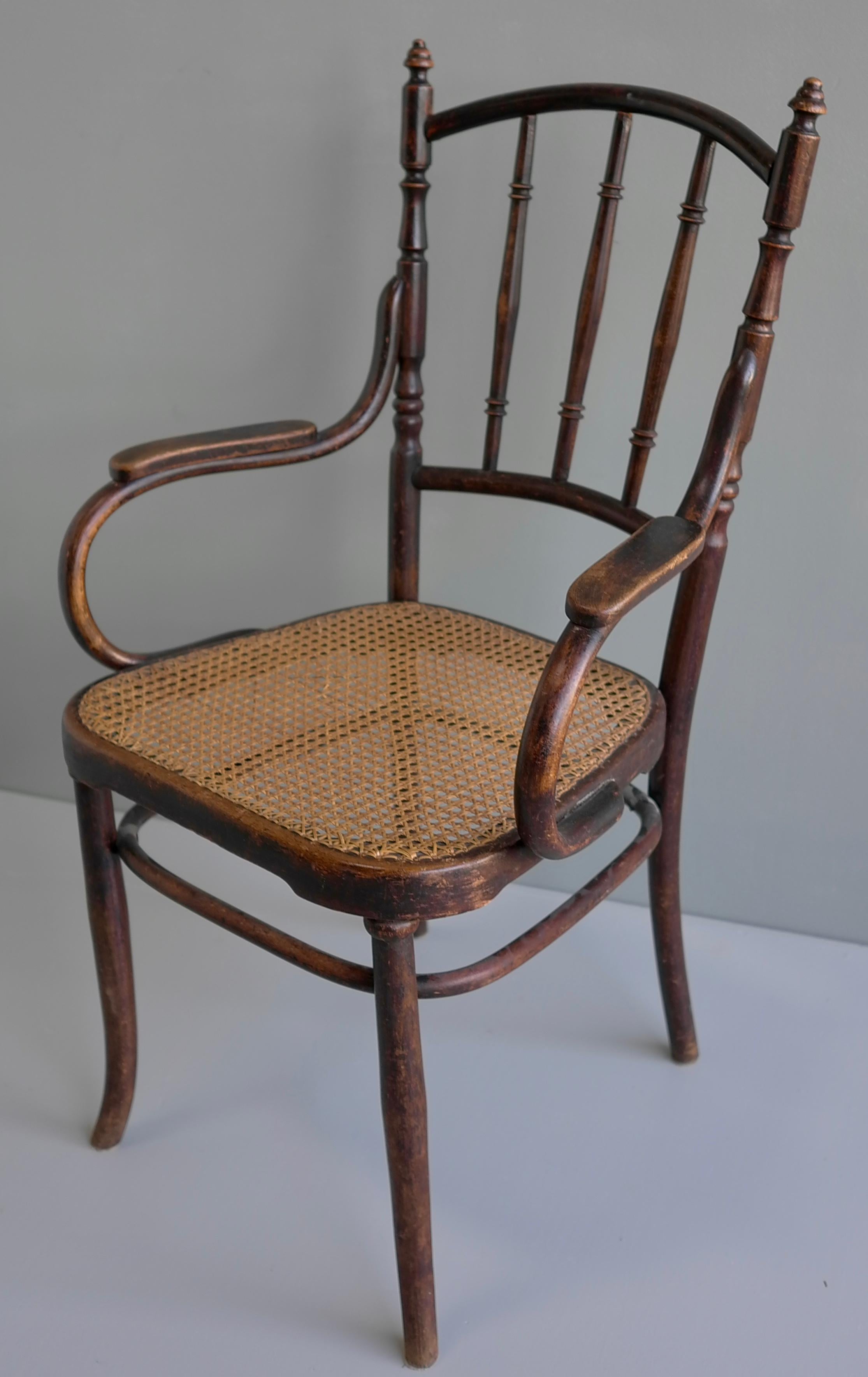 Rare Josef Hoffman Chair for Mundus Vienna Austria 1907-1914




Leopold Pilzer, a junior partner at the bentwood furniture company Rudolf Weill & Co., merged sixteen smaller bentwood furniture manufacturers to create the limited company Mundus in