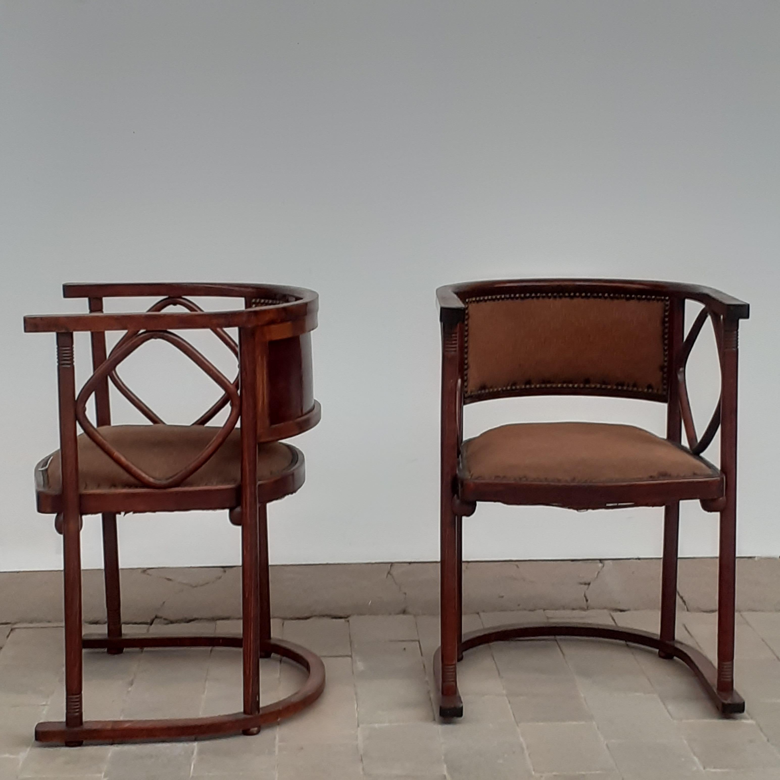 Rare set of 2 armchairs, 2 chairs and a bench, designed by Josef Hoffmann in the 1900s, J. & J. kholn editor, Vienna.
These beech bentwood chairs feature mahogany stain curved frames with original upholstered seat cushions.
 Combining sleek