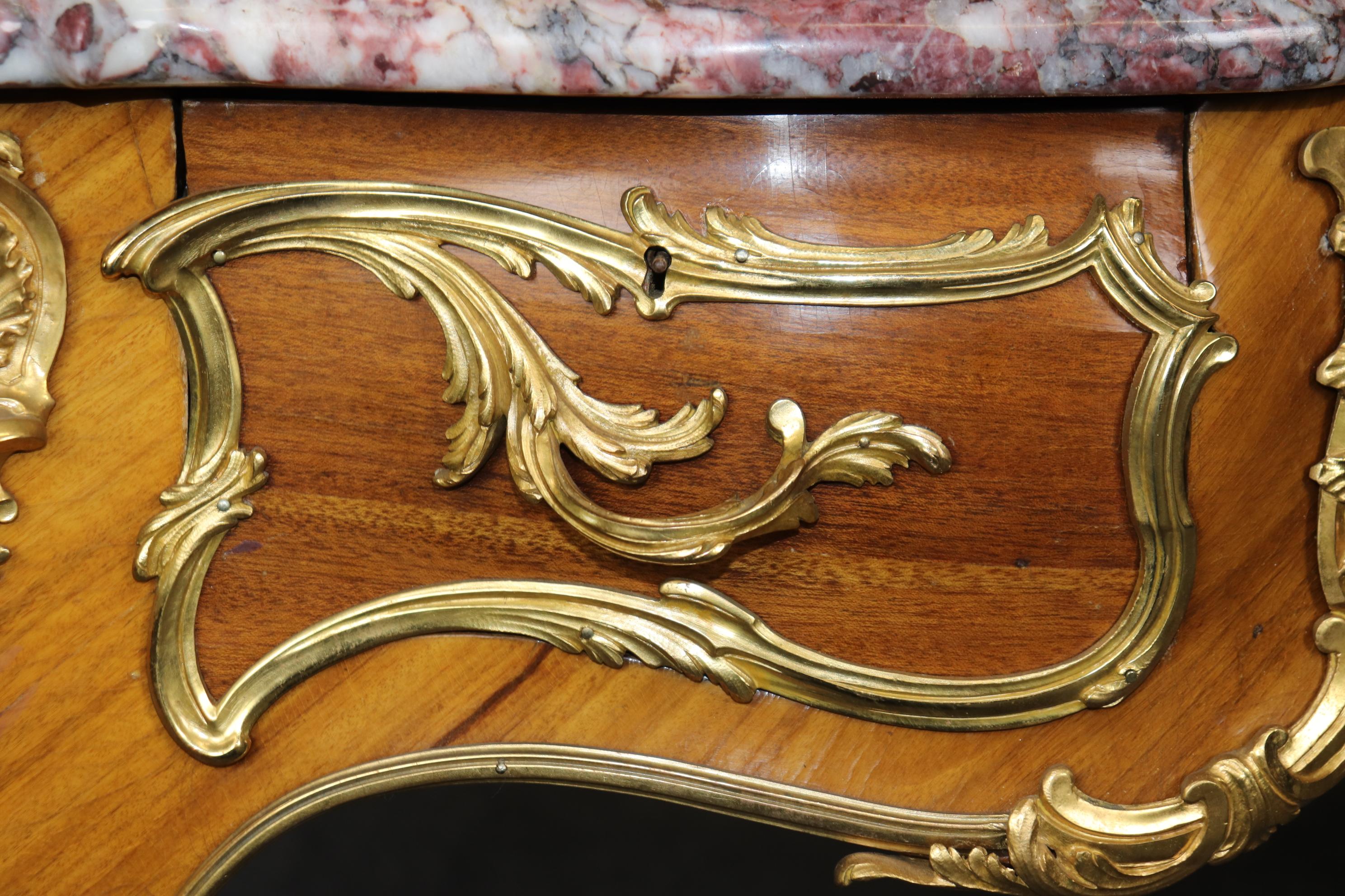 Seltener Joseph Emmanuel Zwiener Marmorplatte Dore' Bronzemontierter Louis XV.-Schreibtisch mit Marmorplatte im Angebot 5