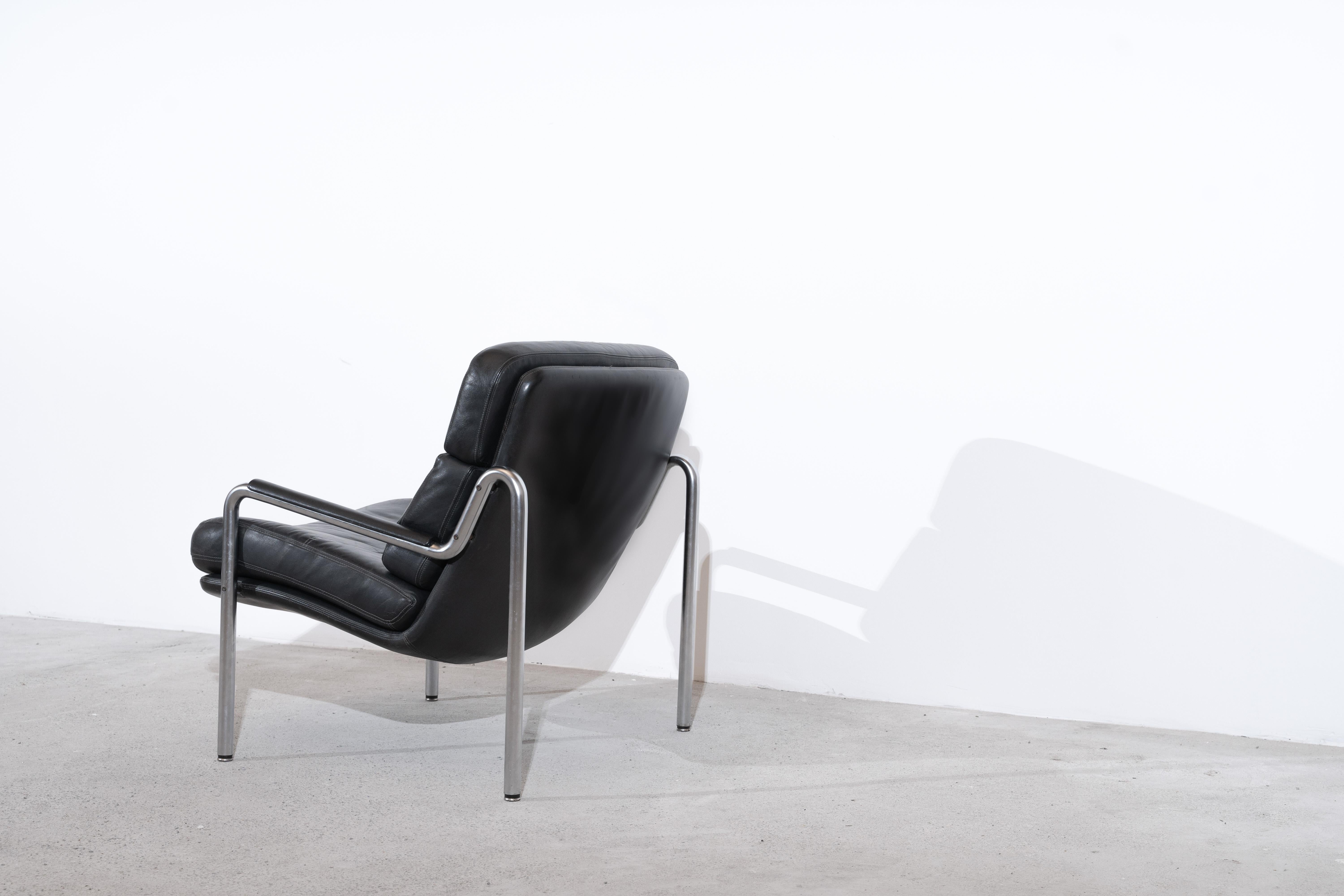 Great Jørgen Kastholm Easy Armchair produced by Kusch & Co GmbH, Germany in the 1970s. High quality black leather and matte chromed aluminium. Very comfortable and minimalistic, beautiful details.


 