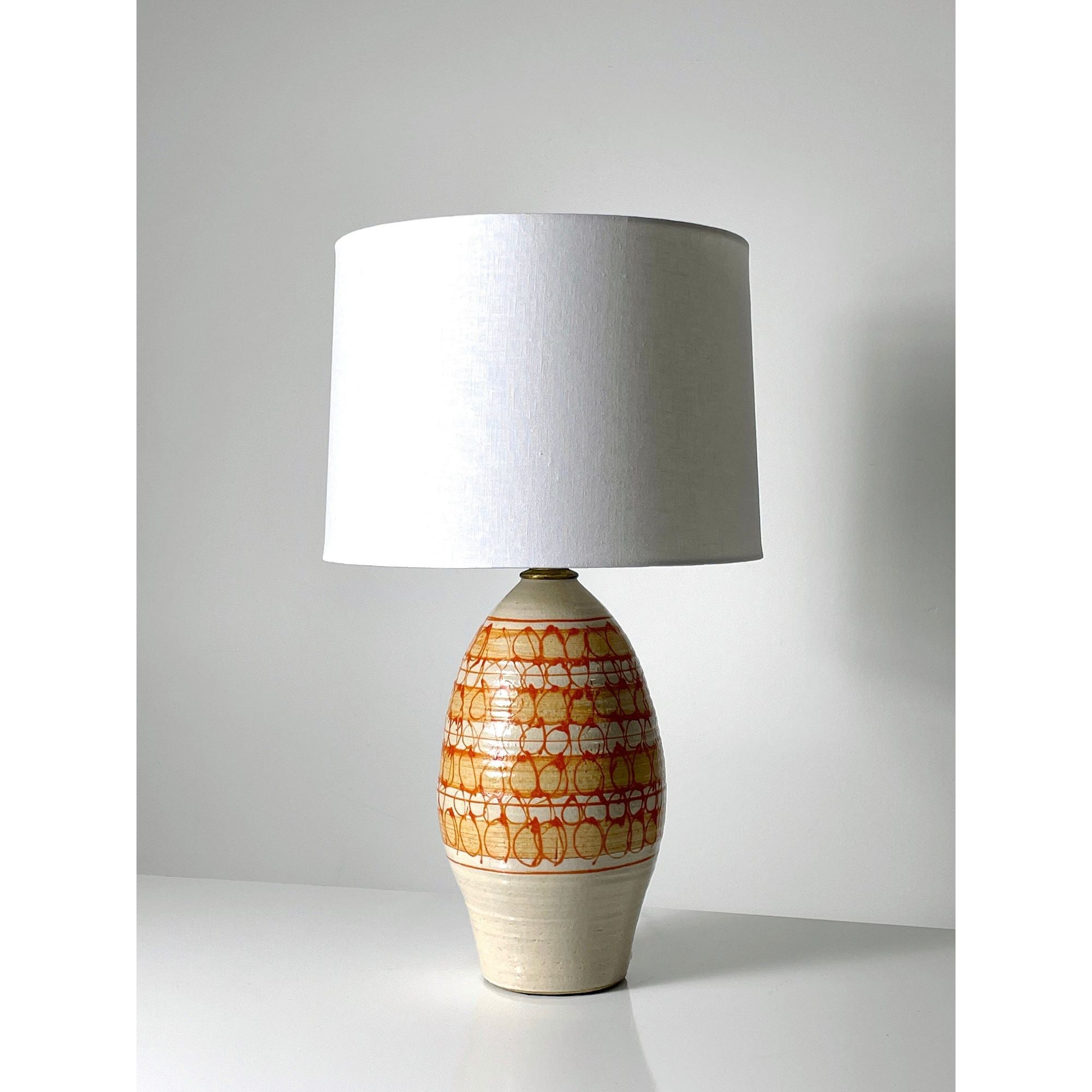 Rare lampe de table en céramique JT Abernathy 1960s

Lampe de table rare de JT Abernathy de Ann Arbor MI circa 1960s
Glace à motifs orange avec nouvel abat-jour en lin blanc
Signé au verso

Informations supplémentaires :
Matériaux :