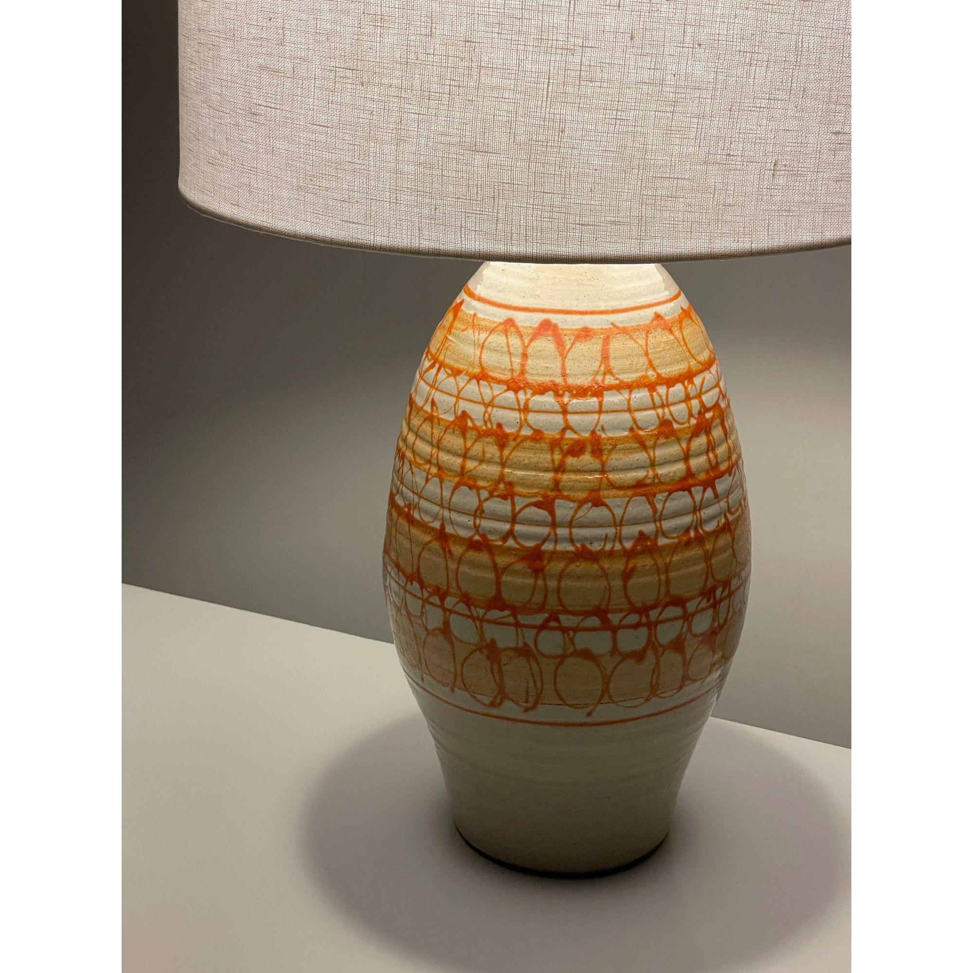 Mid-Century Modern Rare lampe de bureau Abernathy en céramique émaillée orange de Studio Pottery, années 1960 en vente
