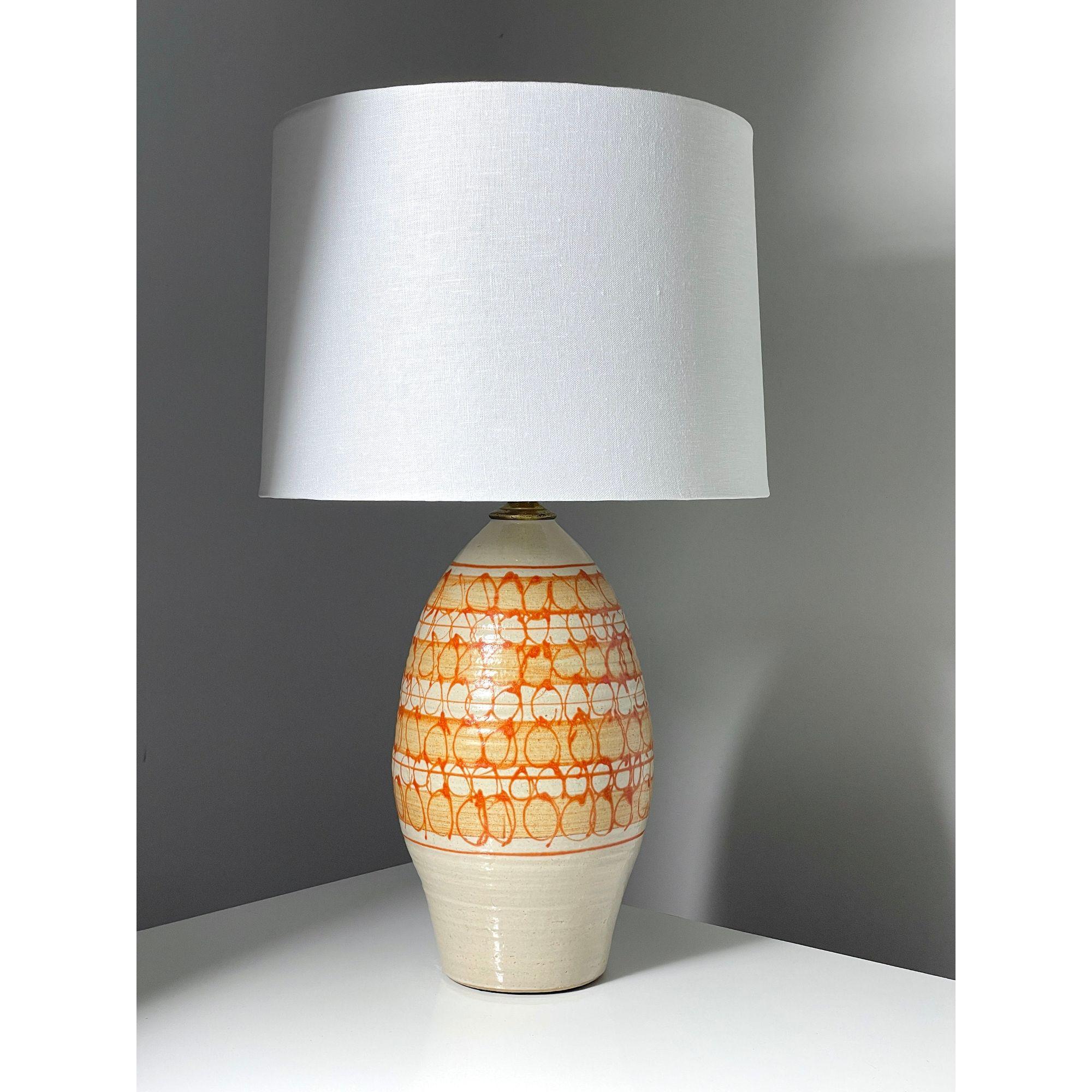 Vernissé Rare lampe de bureau Abernathy en céramique émaillée orange de Studio Pottery, années 1960 en vente