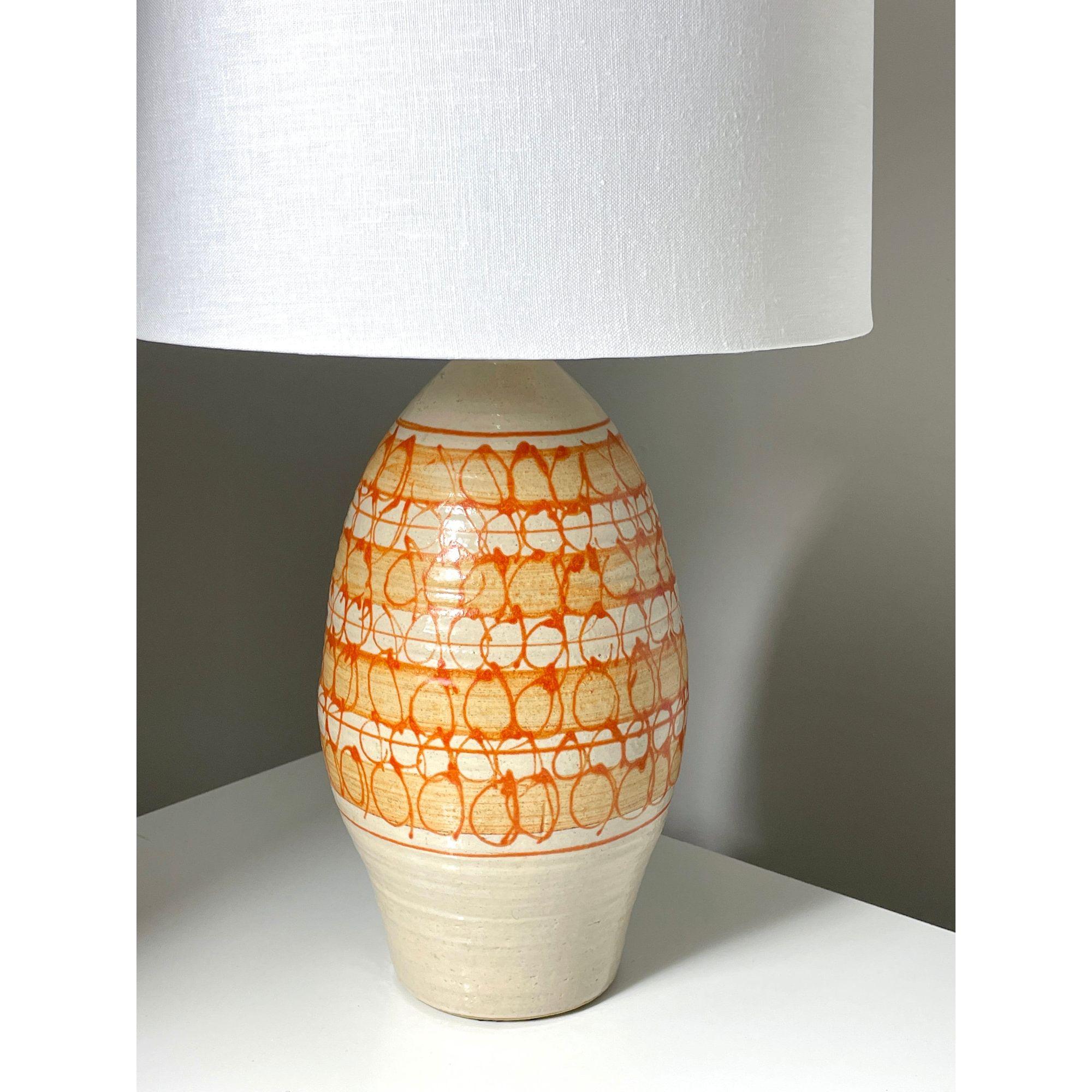 Rare lampe de bureau Abernathy en céramique émaillée orange de Studio Pottery, années 1960 Bon état - En vente à Troy, MI