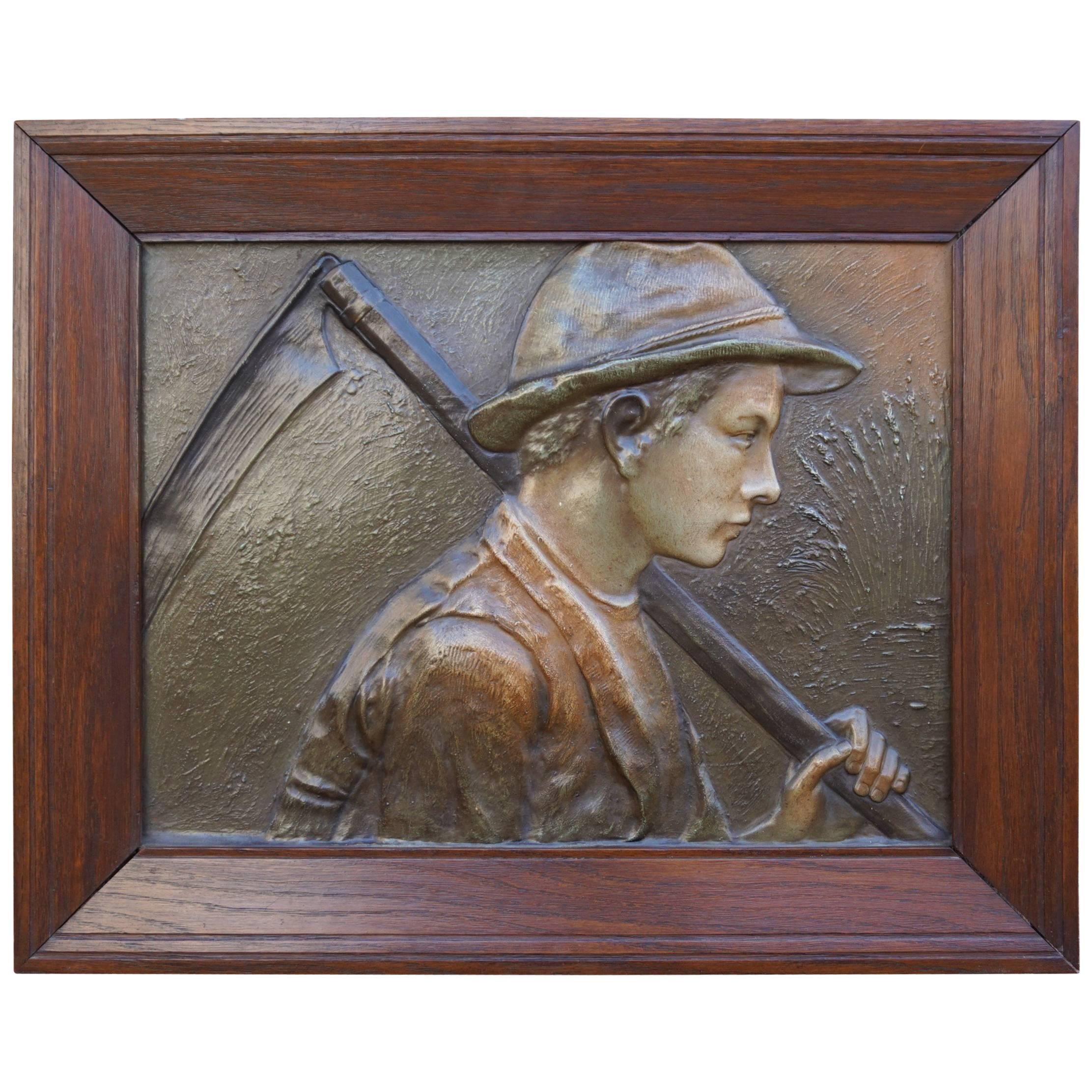 Rare plaque murale Jugendstil Boy & Scythe de style propagande communiste dans un cadre en chêne