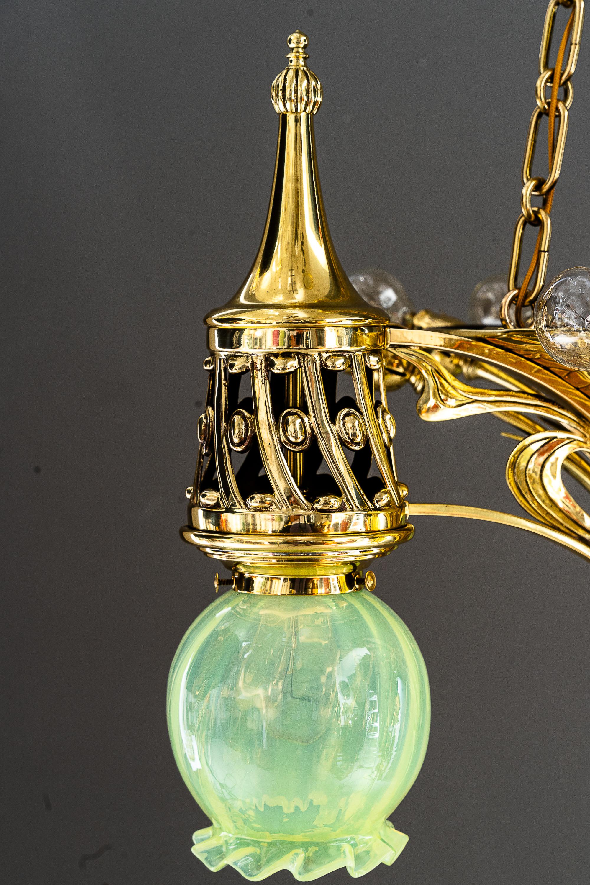 Seltener Jugendstil-Kronleuchter mit Opalglasschirmen Vienna aus der Zeit um 1908  im Angebot 3