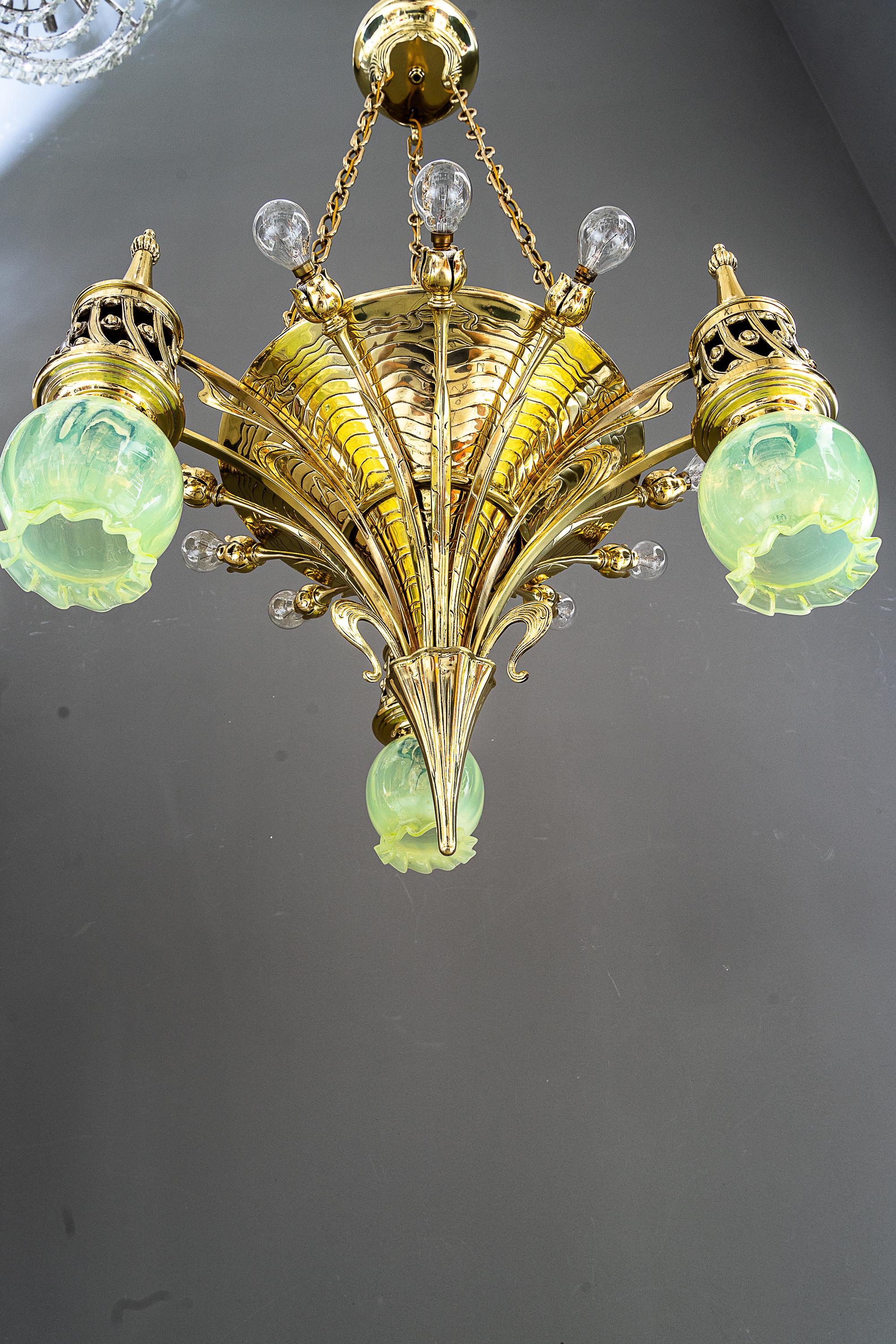 Seltener Jugendstil-Kronleuchter mit Opalglasschirmen Vienna aus der Zeit um 1908  im Angebot 7
