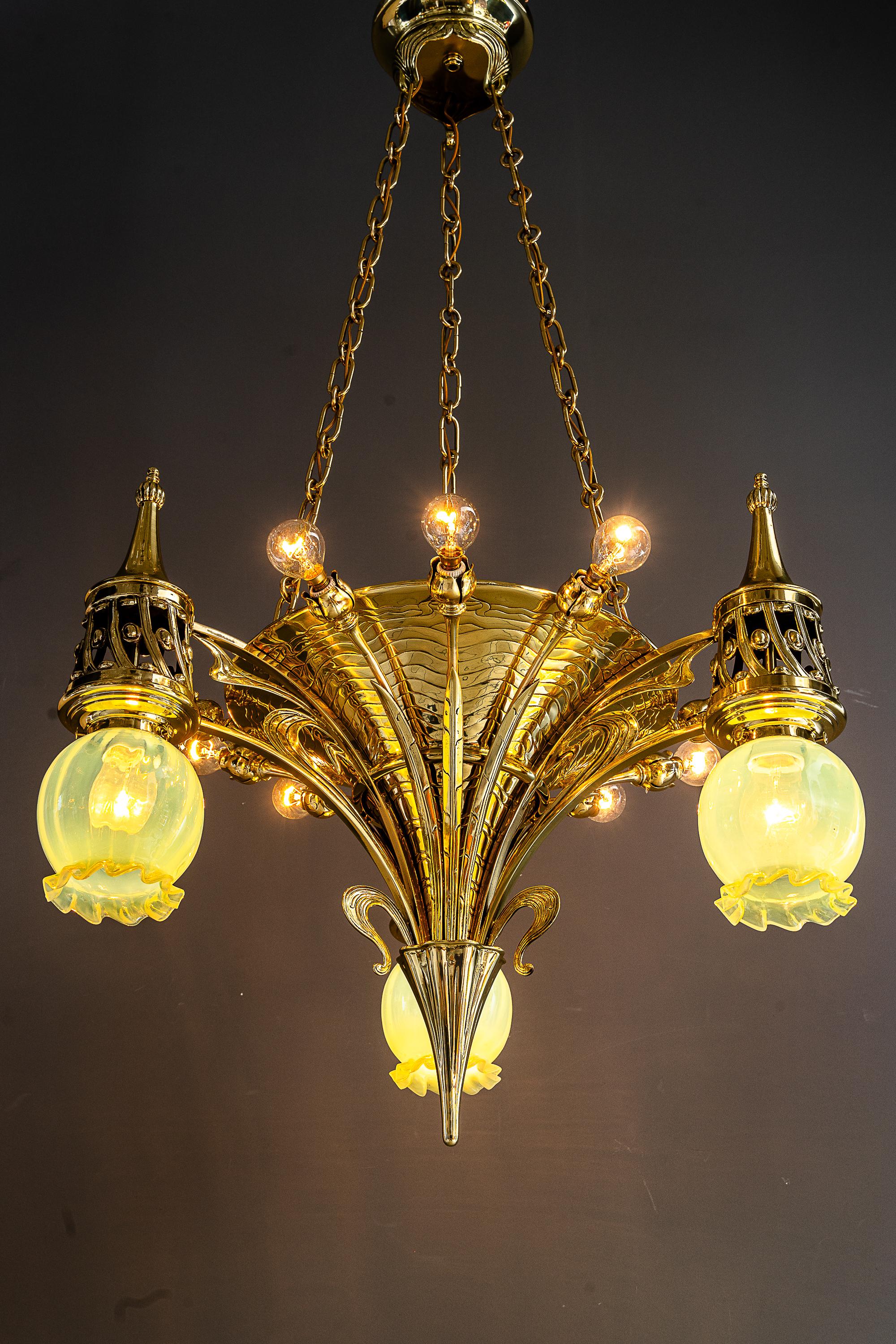 Seltener Jugendstil-Kronleuchter mit Opalglasschirmen Vienna aus der Zeit um 1908 
Messing poliert und emailliert
Original Opalglasschirme
12 Glühbirnen