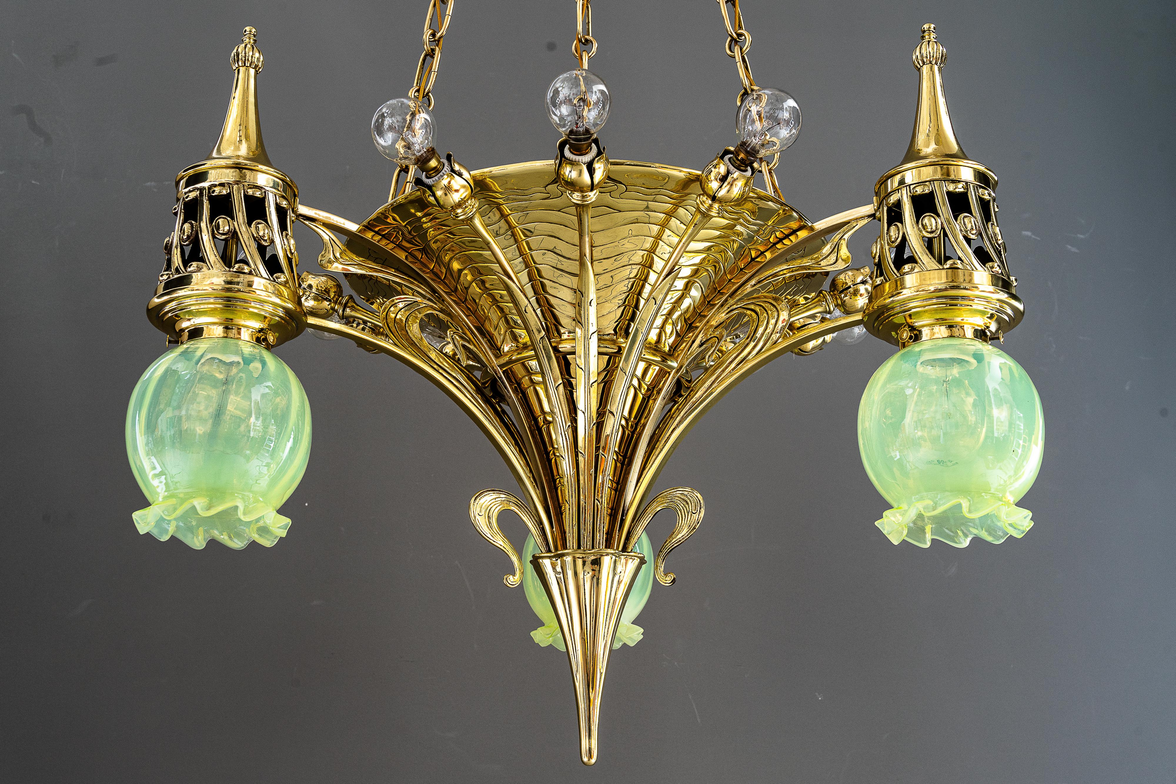 Seltener Jugendstil-Kronleuchter mit Opalglasschirmen Vienna aus der Zeit um 1908  (Österreichisch) im Angebot