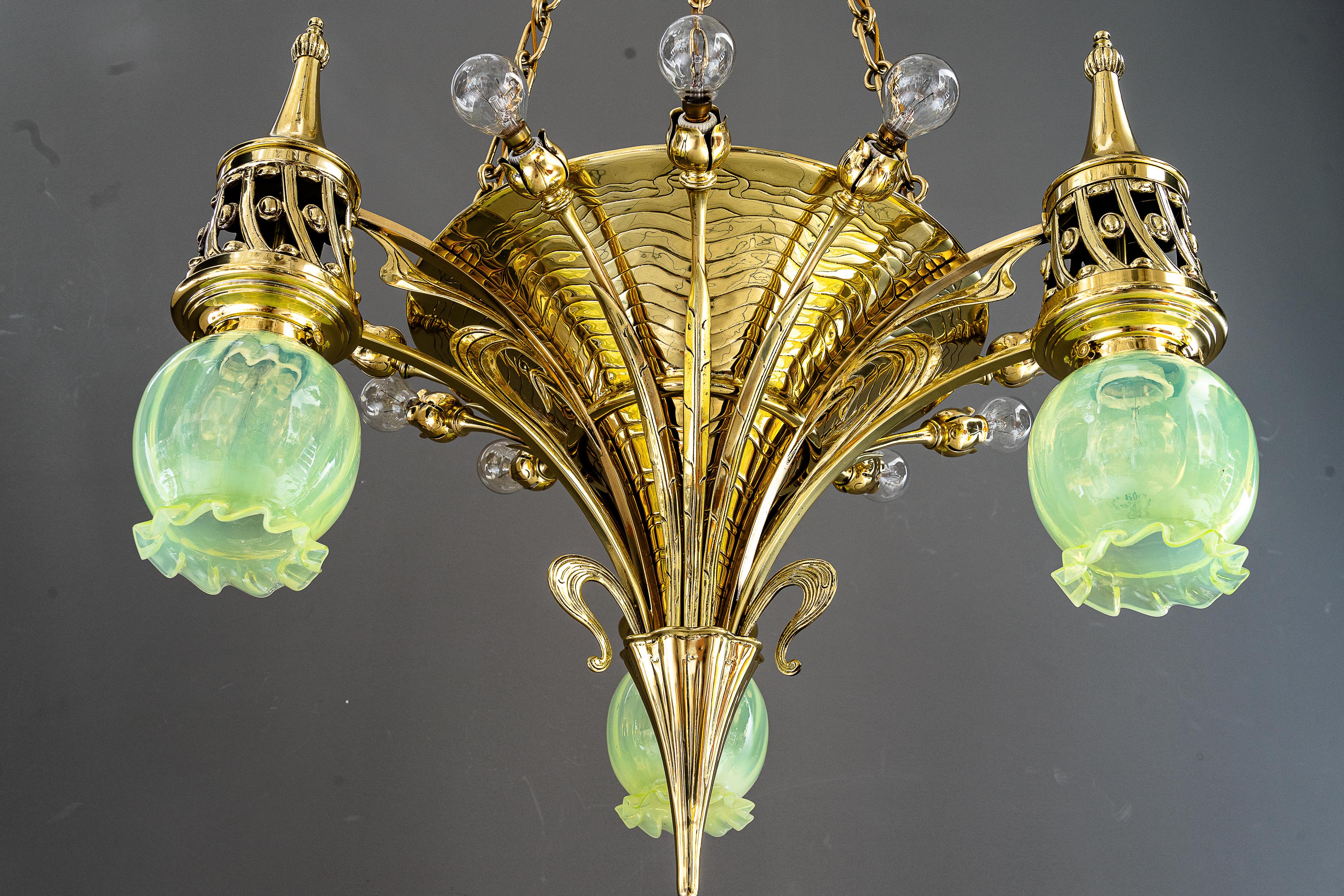 Seltener Jugendstil-Kronleuchter mit Opalglasschirmen Vienna aus der Zeit um 1908  im Zustand „Gut“ im Angebot in Wien, AT