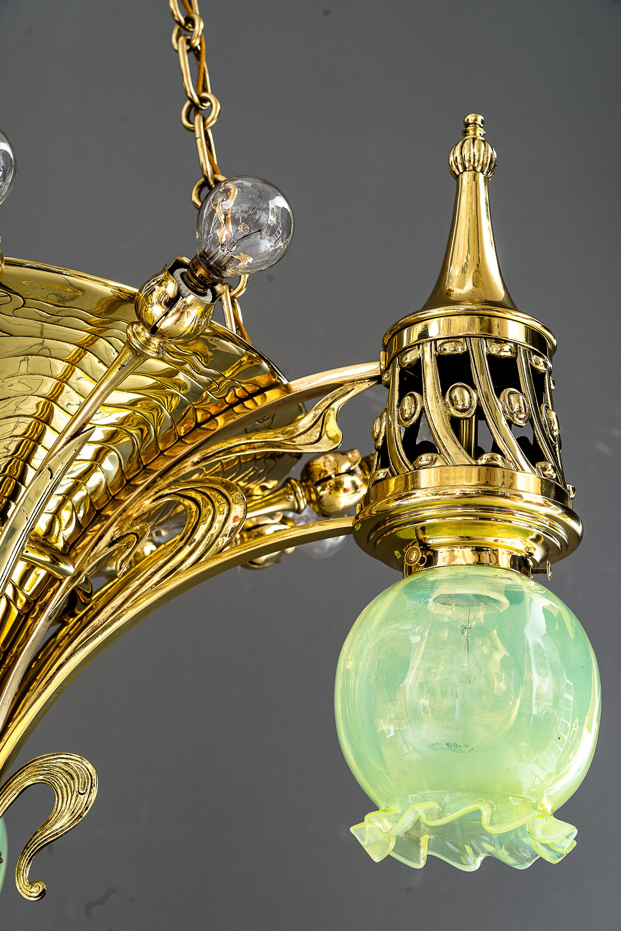 Seltener Jugendstil-Kronleuchter mit Opalglasschirmen Vienna aus der Zeit um 1908  (Frühes 20. Jahrhundert) im Angebot