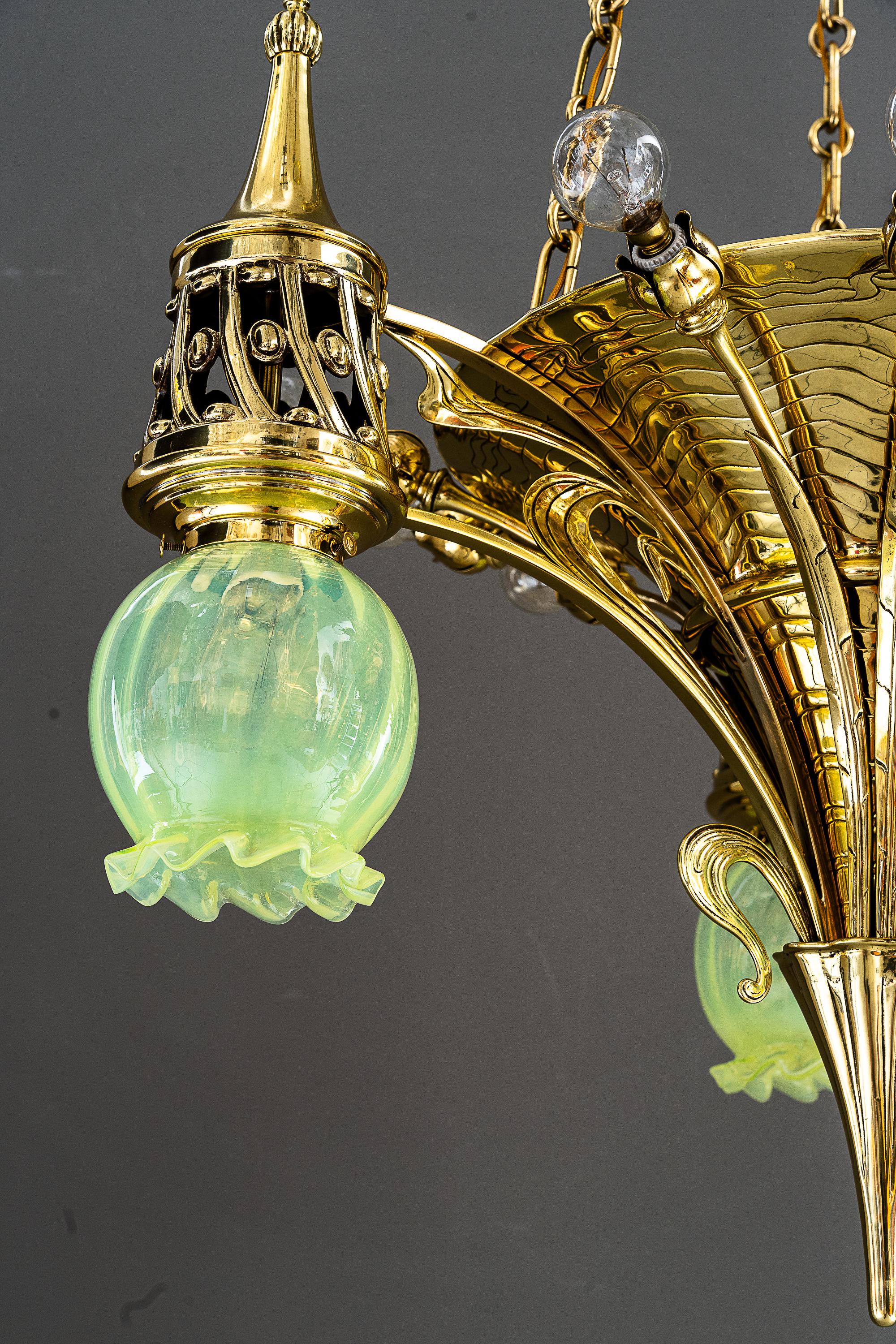 Seltener Jugendstil-Kronleuchter mit Opalglasschirmen Vienna aus der Zeit um 1908  (Messing) im Angebot