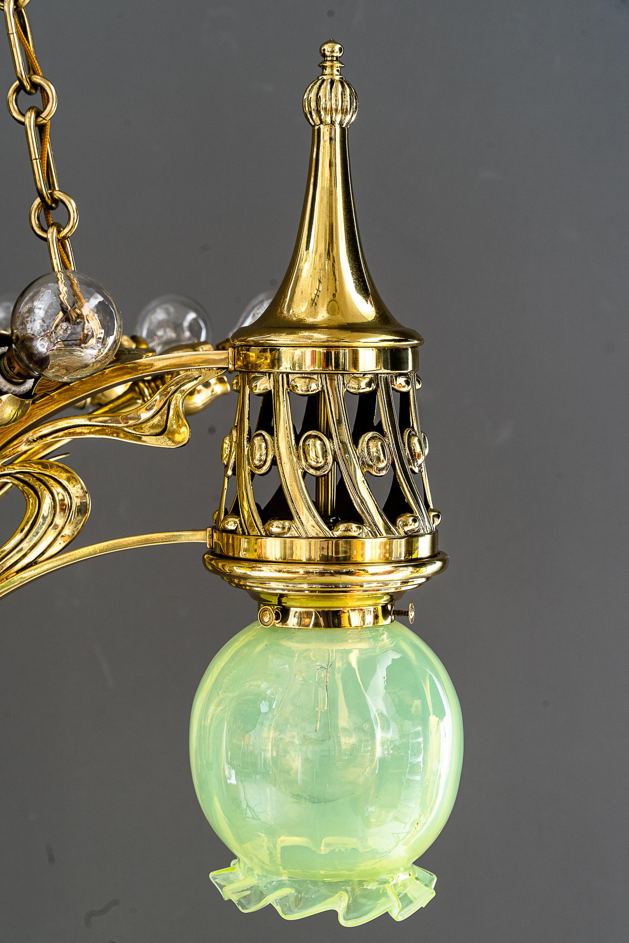 Seltener Jugendstil-Kronleuchter mit Opalglasschirmen Vienna aus der Zeit um 1908  im Angebot 2