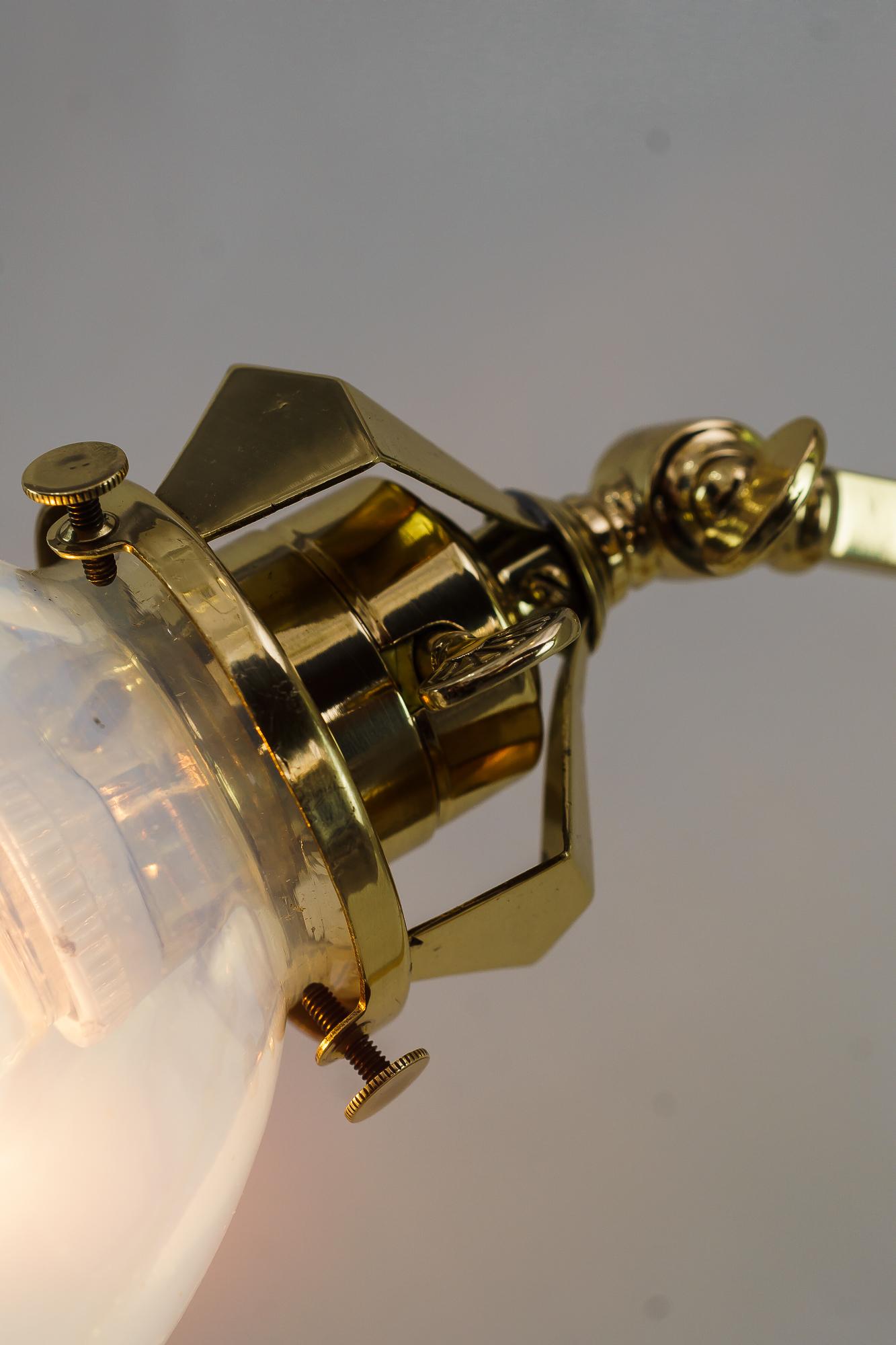 Rare lampe de bureau Jugendstil avec abat-jour en verre opalin d'origine Vienne vers 1910 en vente 3