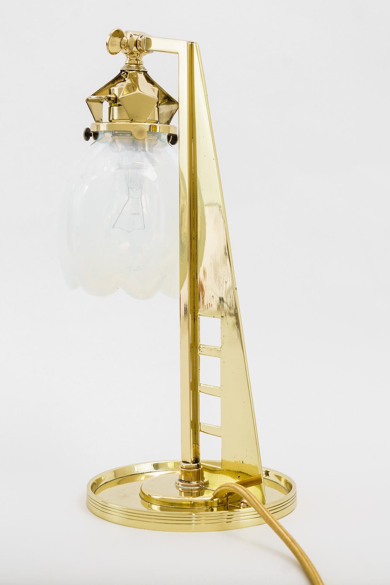 Seltene jugendstil Tischlampe wien um 1910
Poliert und einbrennlackiert
Originaler Opalglas-Schirm.