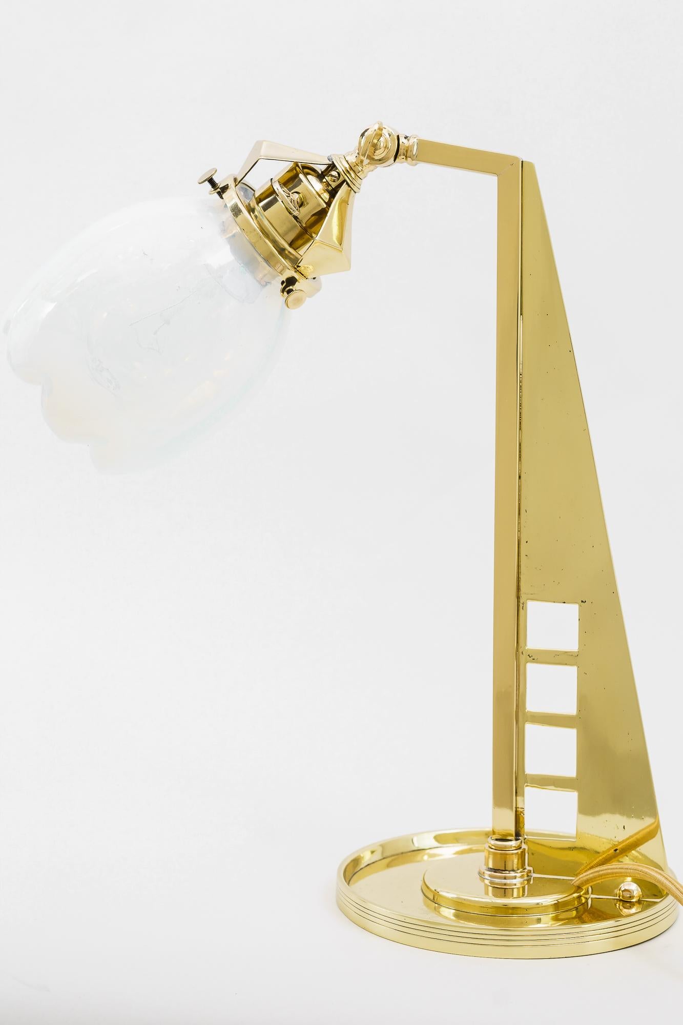 Seltene Jugendstil-Tischlampe mit originalem Opalglas-Schirm Wien um 1910 (Österreichisch) im Angebot