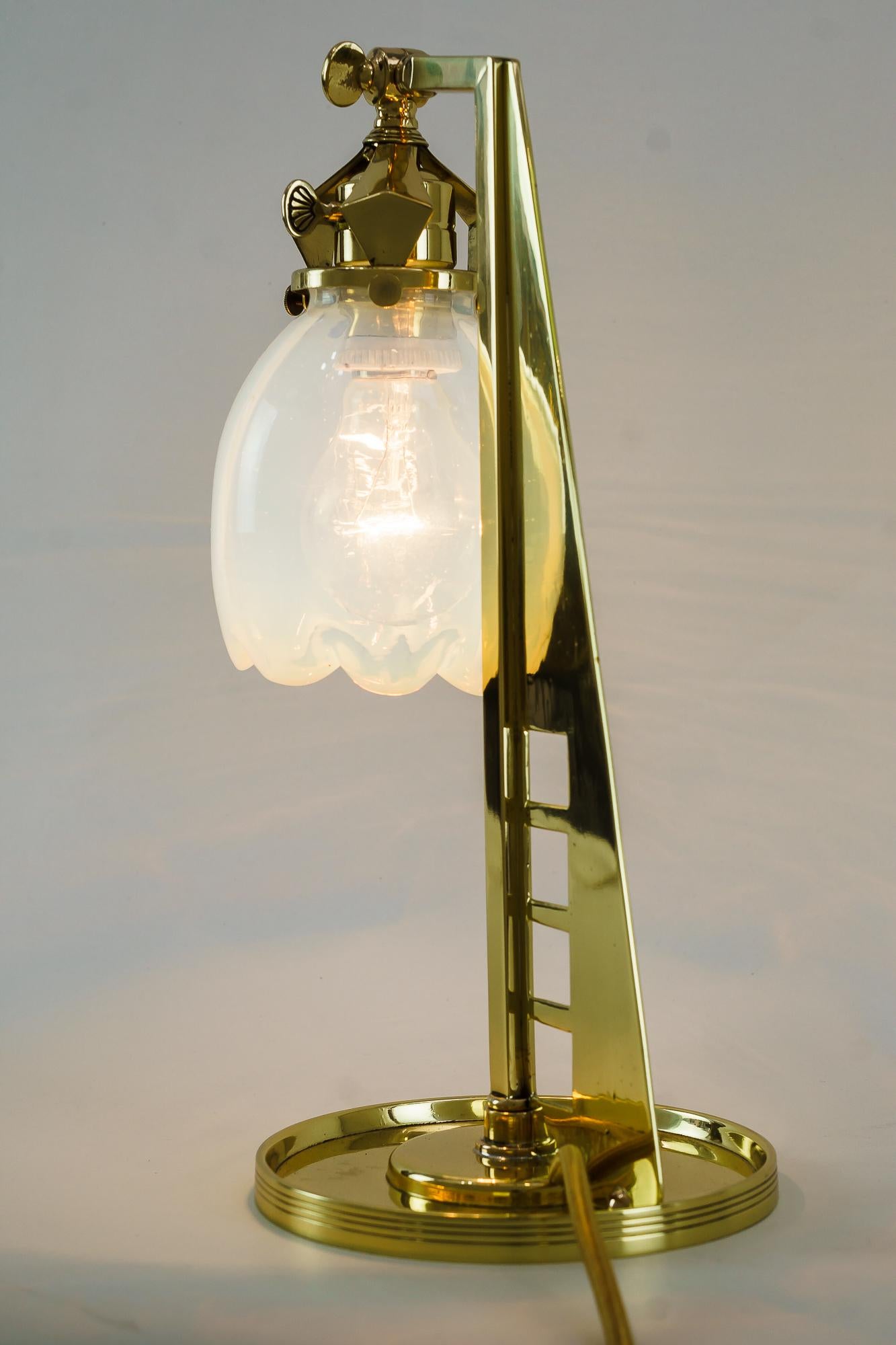 Seltene Jugendstil-Tischlampe mit originalem Opalglas-Schirm Wien um 1910 (Messing) im Angebot