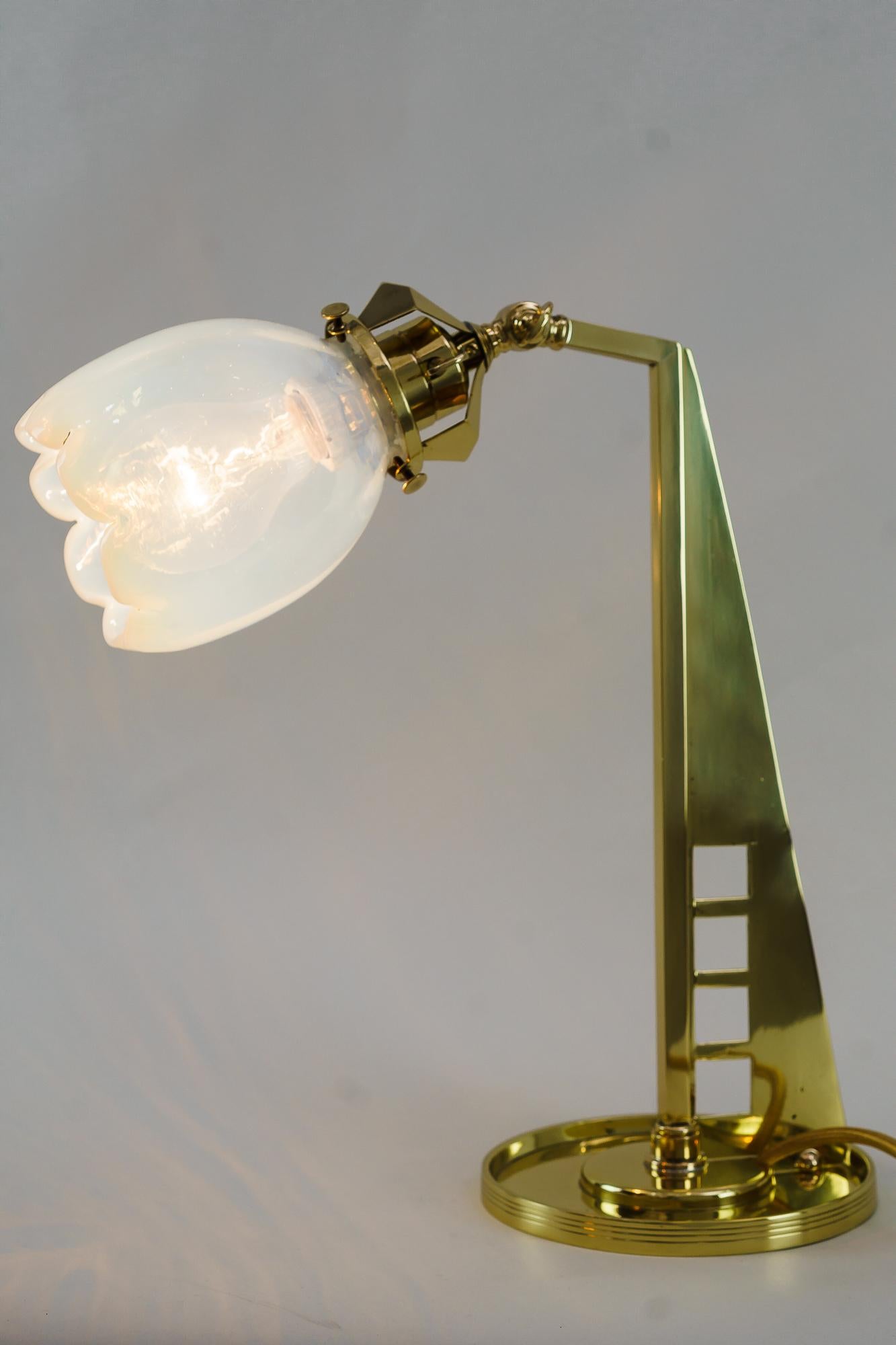 Rare lampe de bureau Jugendstil avec abat-jour en verre opalin d'origine Vienne vers 1910 en vente 2