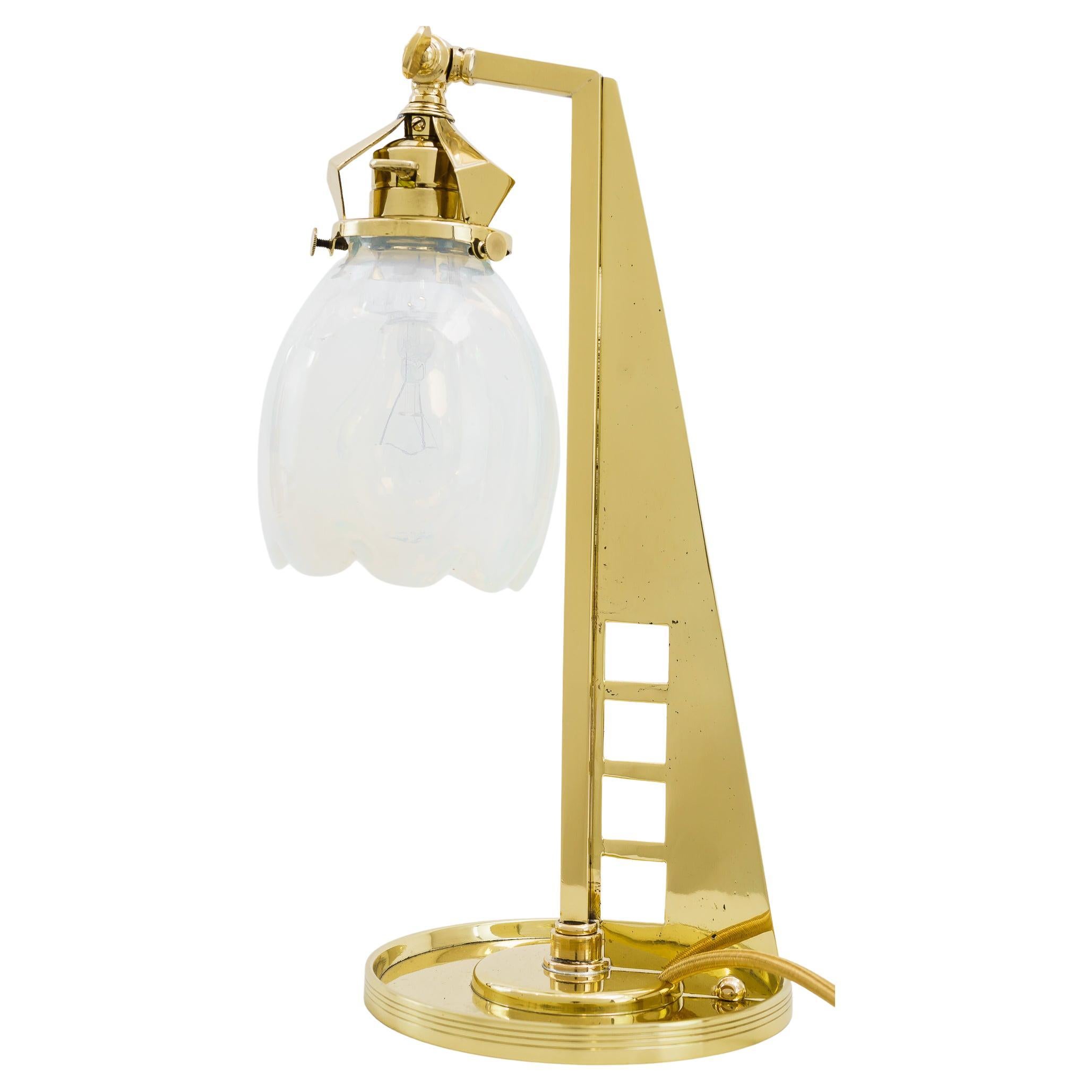 Seltene Jugendstil-Tischlampe mit originalem Opalglas-Schirm Wien um 1910