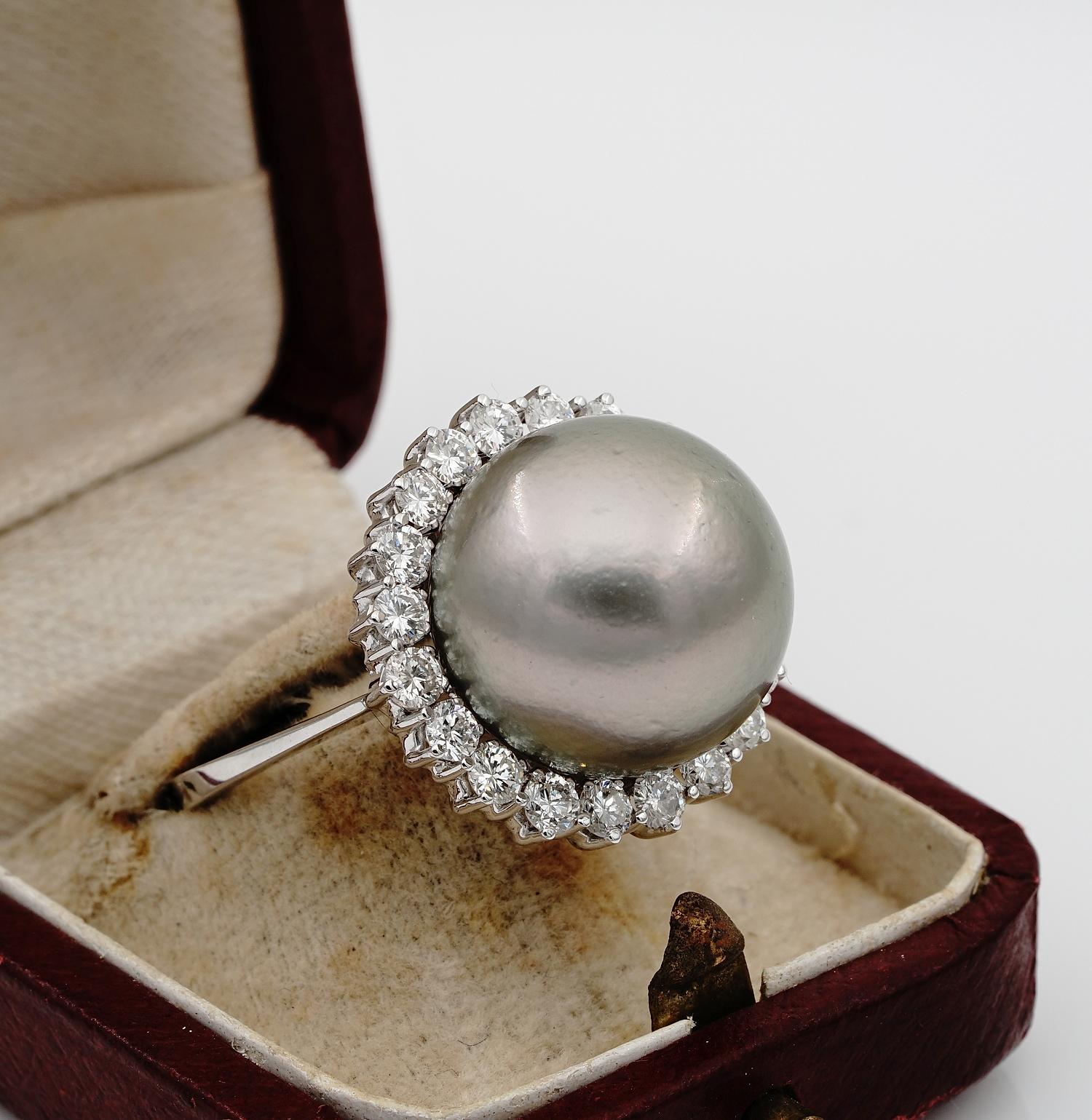 Rare Jumbo Sized Black South Sea Pearl Diamond Spectacular Vintage Ring In Excellent Condition For Sale In Napoli, IT