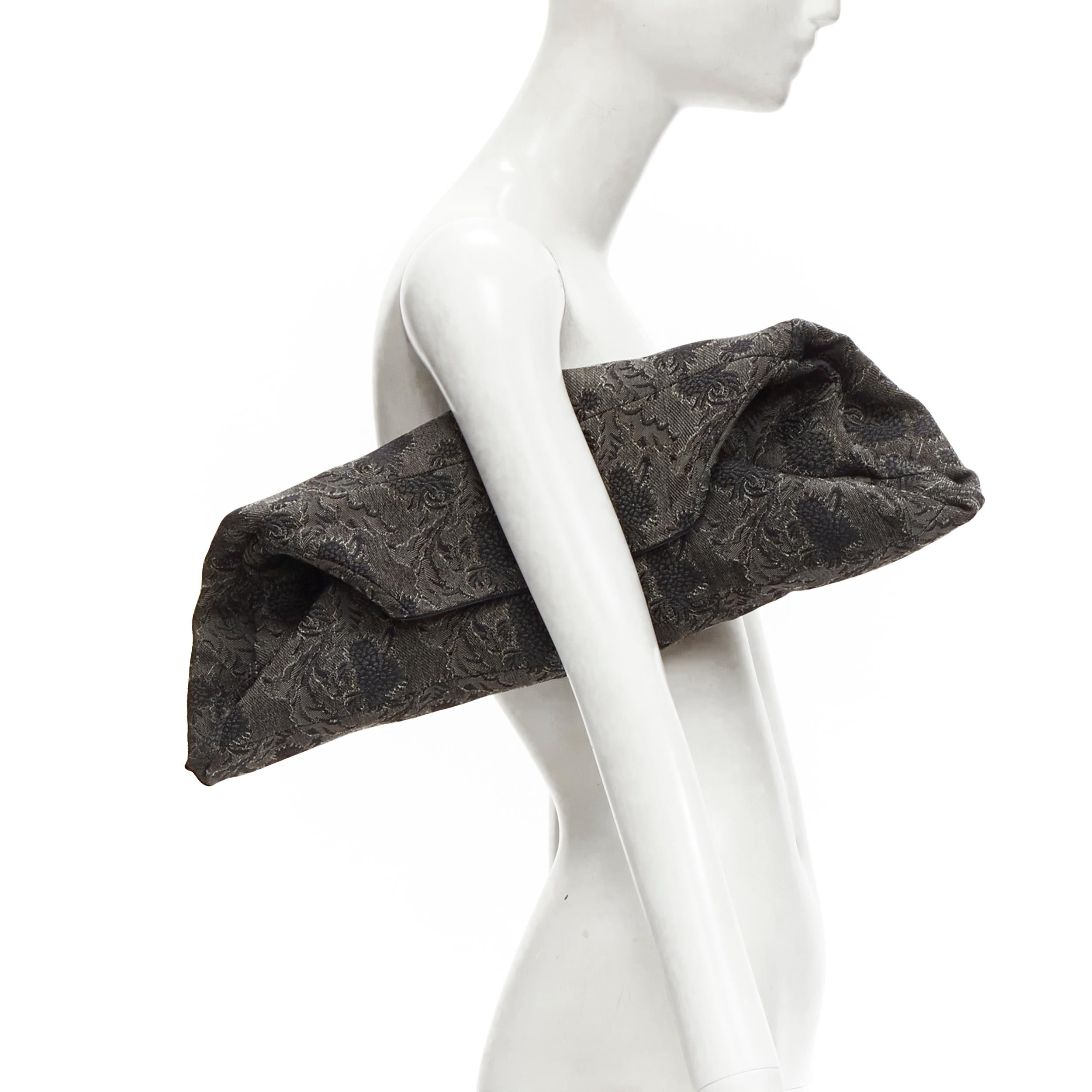 rare JUNYA WATANABE 1999 grey floral lace jacquard transformable jacket M
Reference: CRTI/A00748
Brand: Junya Watanabe
Designer: Junya Watanabe
Collection: 1999 - Similar design on the Runway
Material: Wool, Polyester
Color: Grey
Pattern: