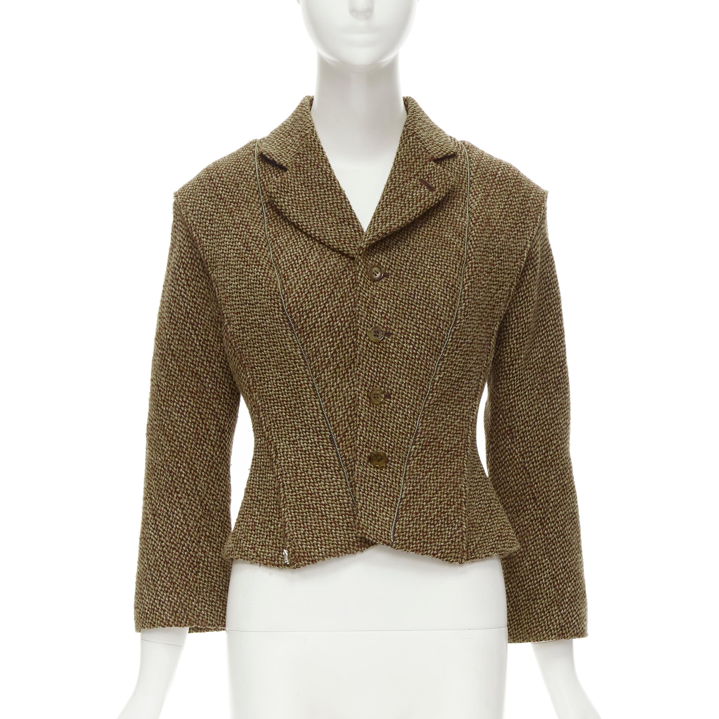 raro JUNYA WATANabe 1999 Giacca trasformabile in tweed marrone a spina di pesce M
Riferimento: CRTI/A00750
Marchio: Junya Watanabe
Designer: Junya Watanabe
Collezione: 1999 - Pista
Materiale: Tweed
Colore: marrone
Modello: A spina di pesce
Chiusura: