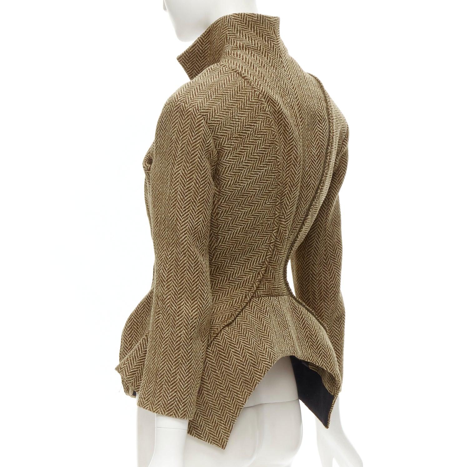 rare JUNYA WATANABE 1999 Runway Vintage tweed transformable jacket skirt set S
Reference: CRTI/A00747
Brand: Junya Watanabe
Designer: Junya Watanabe
Collection: 1999 - Runway
Material: Tweed
Color: Brown
Pattern: Herringbone
Closure: Button
Lining: