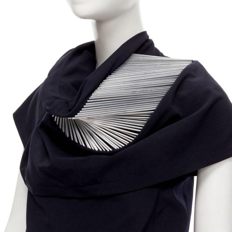 rare JUNYA WATANABE Vintage 1998 Runway silver architectural metal collar top S
Reference: CRTI/A00751
Brand: Junya Watanabe
Designer: Junya Watanabe
Collection: 1998 - Runway
Material: 100% Wool, Metal
Color: Black, Silver
Pattern: Solid
Closure: