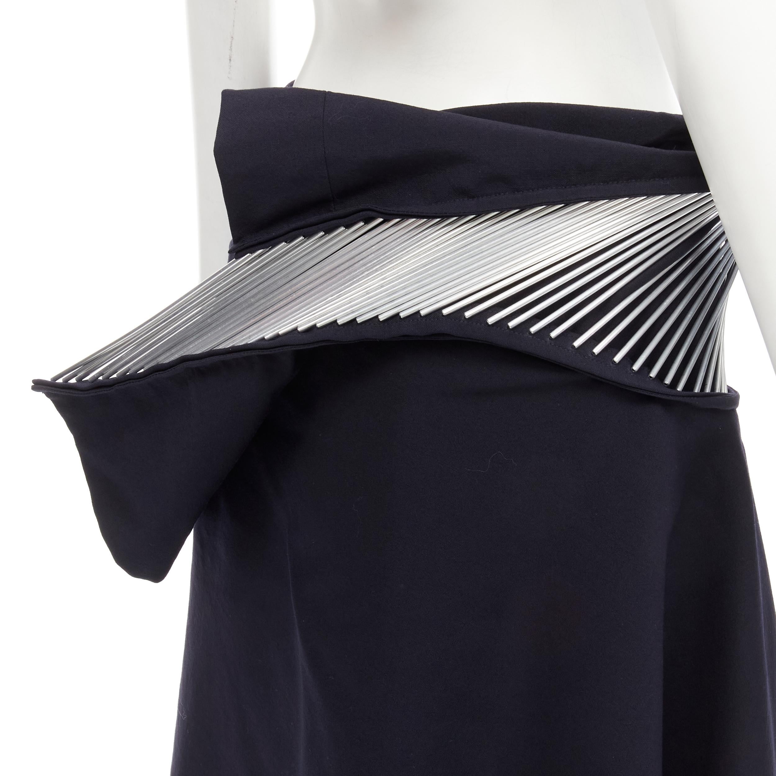 rare JUNYA WATANABE Vintage 1998 Runway silver architectural metal midi skirt
Reference: CRTI/A00712
Brand: Junya Watanabe
Designer: Junya Watanabe
Collection: 1998 - Runway
Material: Wool
Color: Black, Silver
Pattern: Solid
Closure: Button
Lining:
