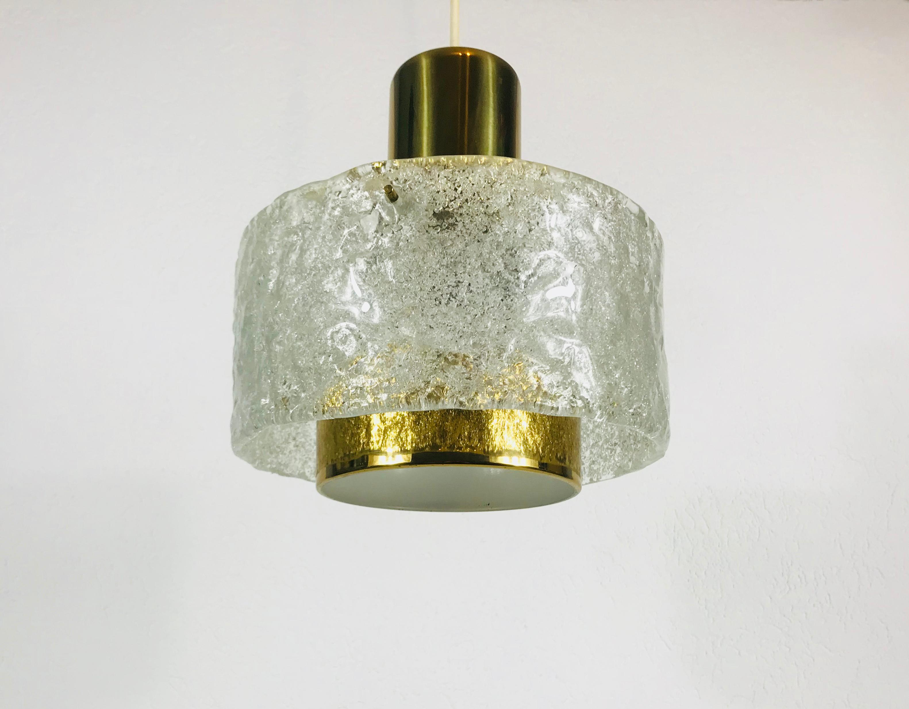 Raro lampadario circolare in cristallo e vetro di ghiaccio di Kaiser Leuchten, 1960 In condizioni buone in vendita a Hagenbach, DE