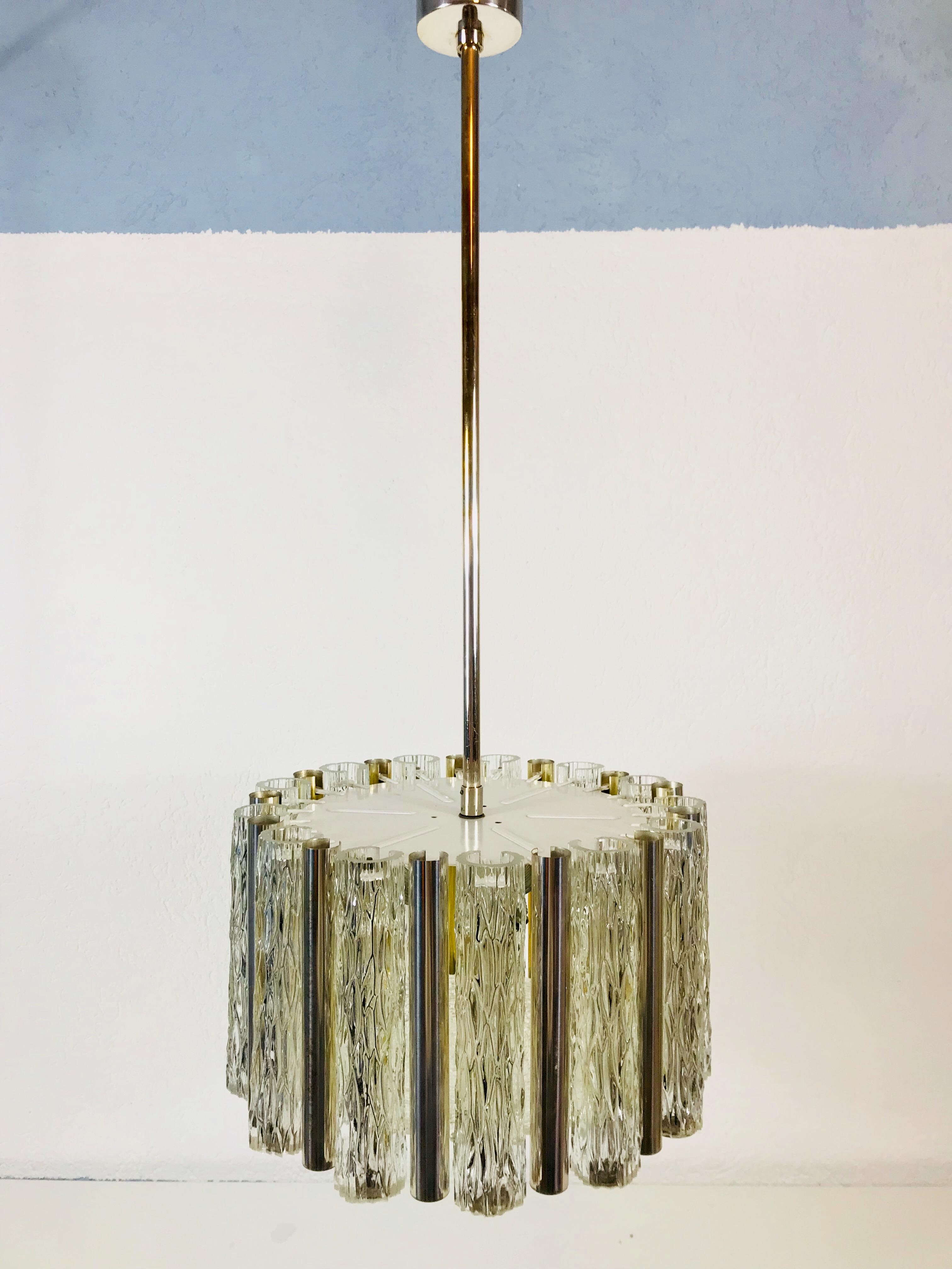 Metallo Raro lampadario circolare in cristallo e vetro di ghiaccio di Kaiser Leuchten, 1960 in vendita
