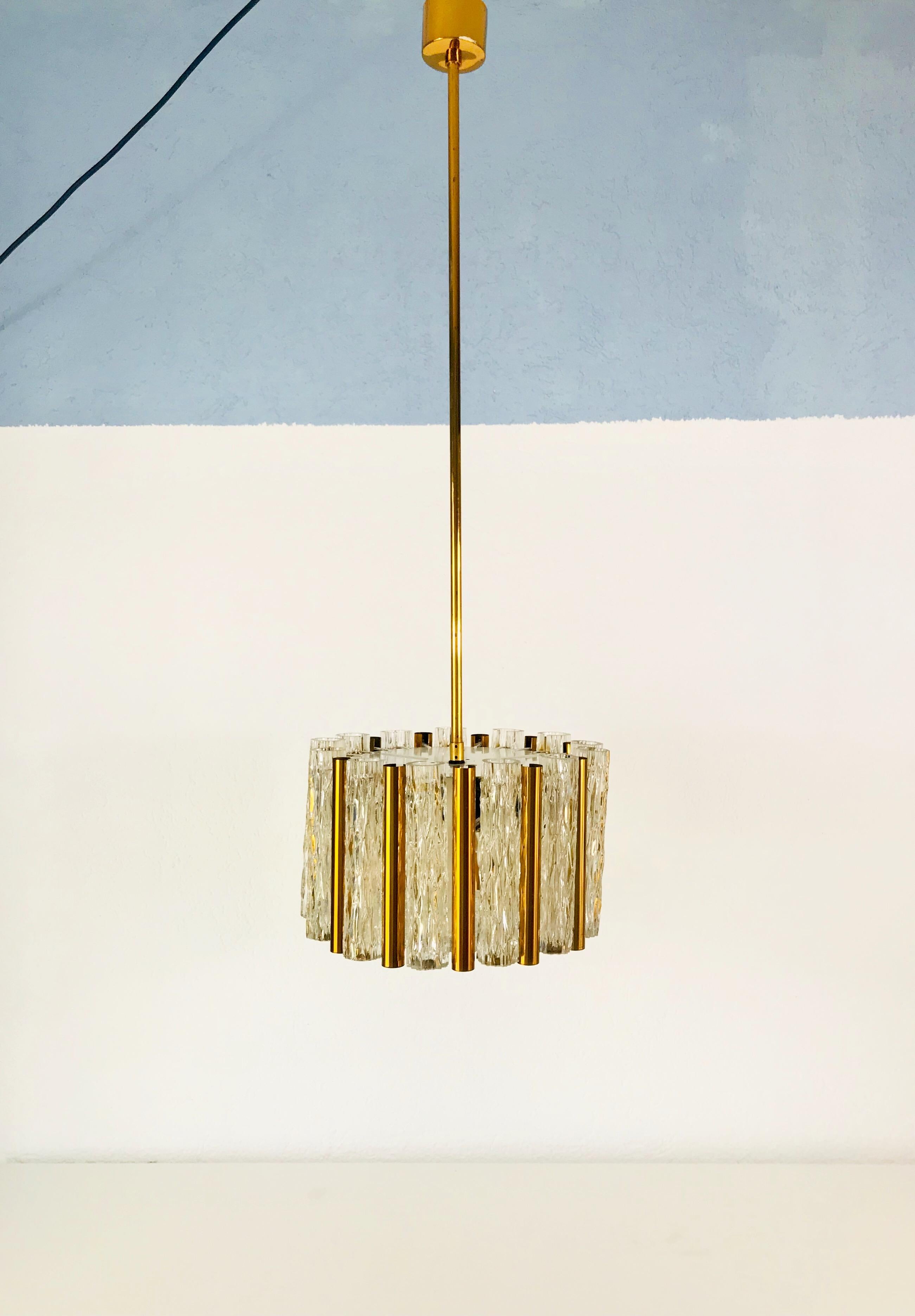 Raro lampadario circolare in cristallo e vetro di ghiaccio di Kaiser Leuchten, 1960 in vendita 2