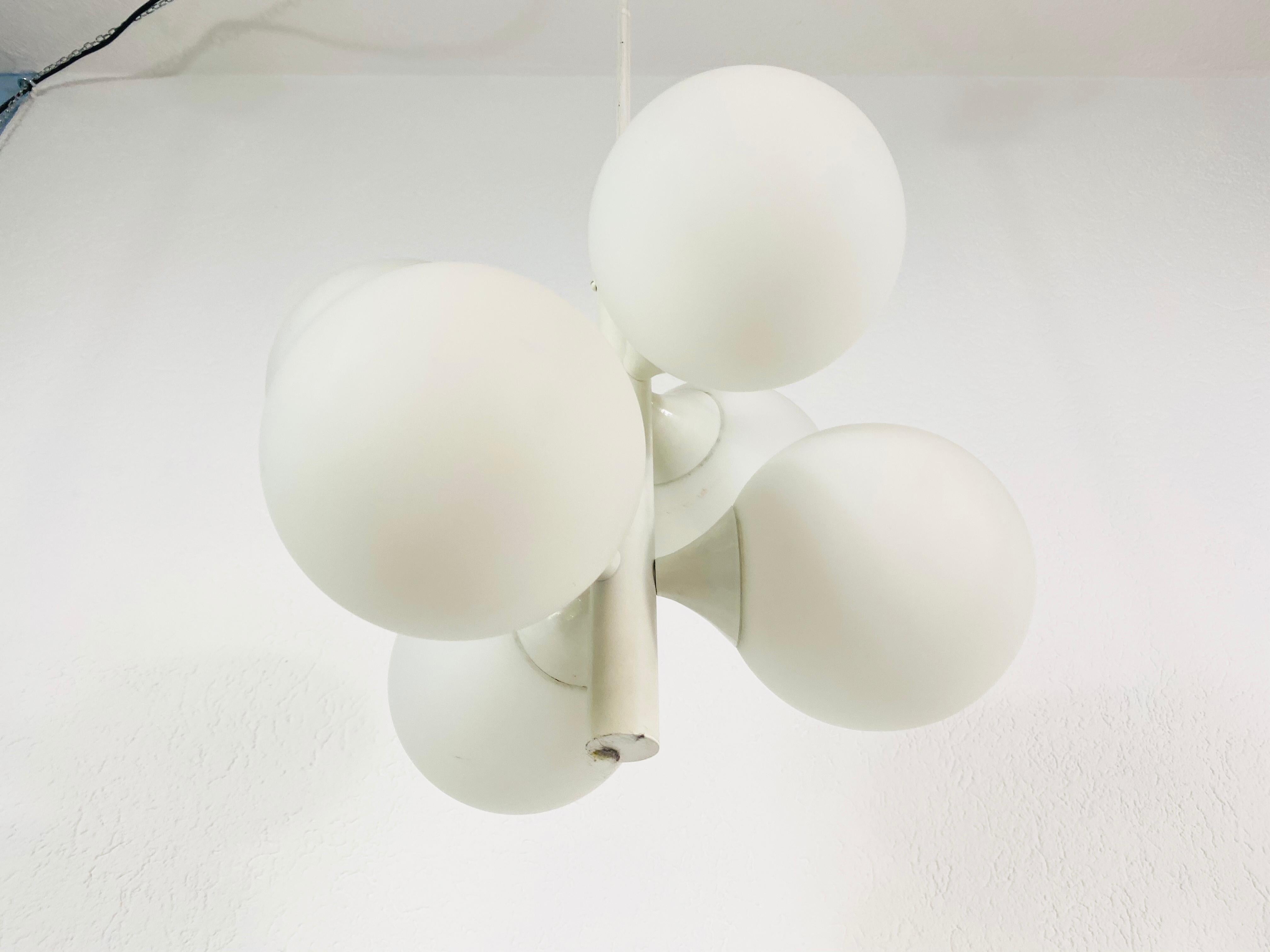 Rare Kaiser Midcentury White 4-Arm Space Age Chandelier, 1960s, Germany In Good Condition For Sale In Hagenbach, DE