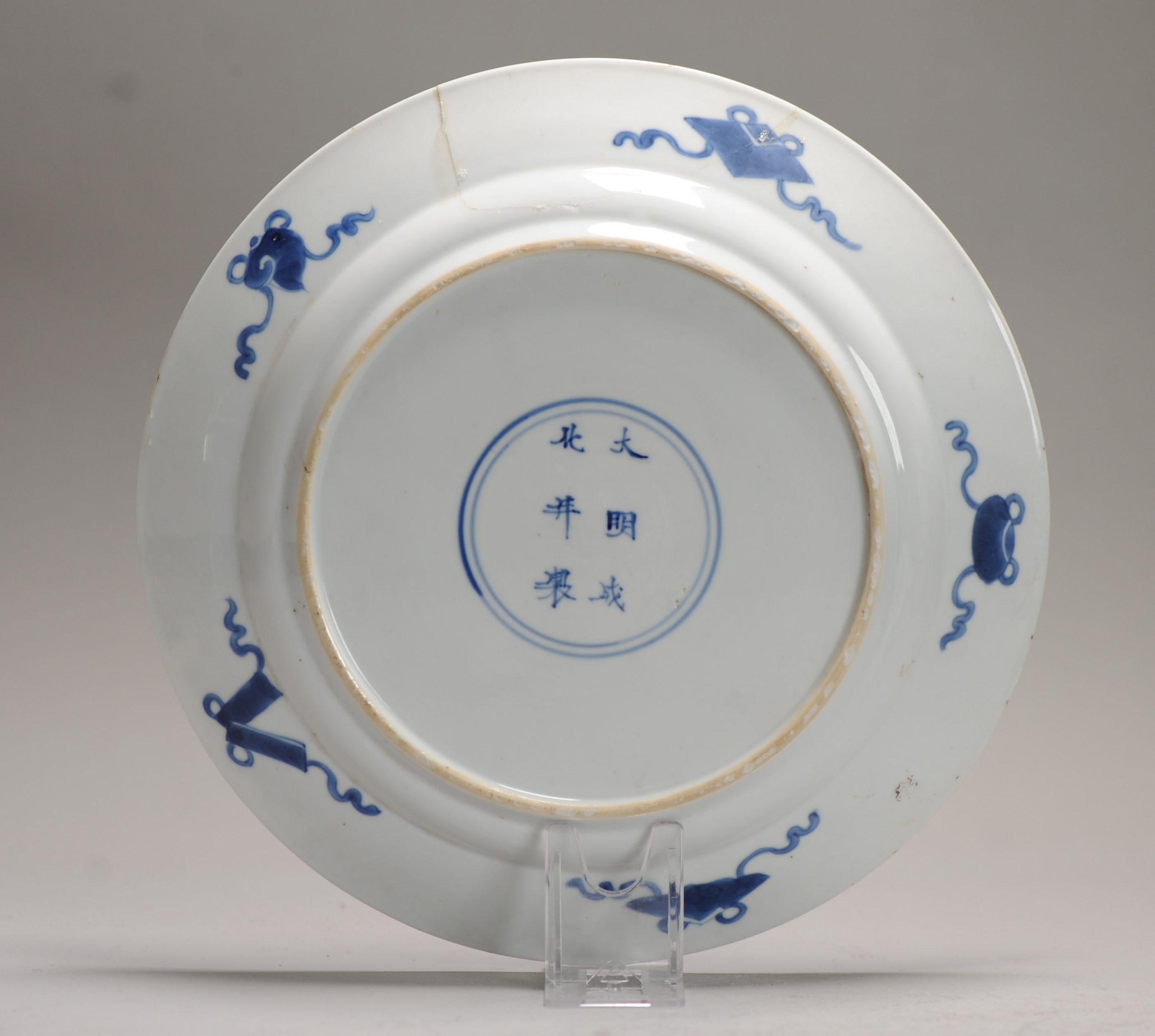 Grande piatto in porcellana blu e bianca di qualità favolosa, con marchio Chenghua alla base ma di epoca successiva al periodo Kangxi (1662-1722).

Il piatto è decorato con una bellissima e insolita scena di due figure femminili su quello che sembra