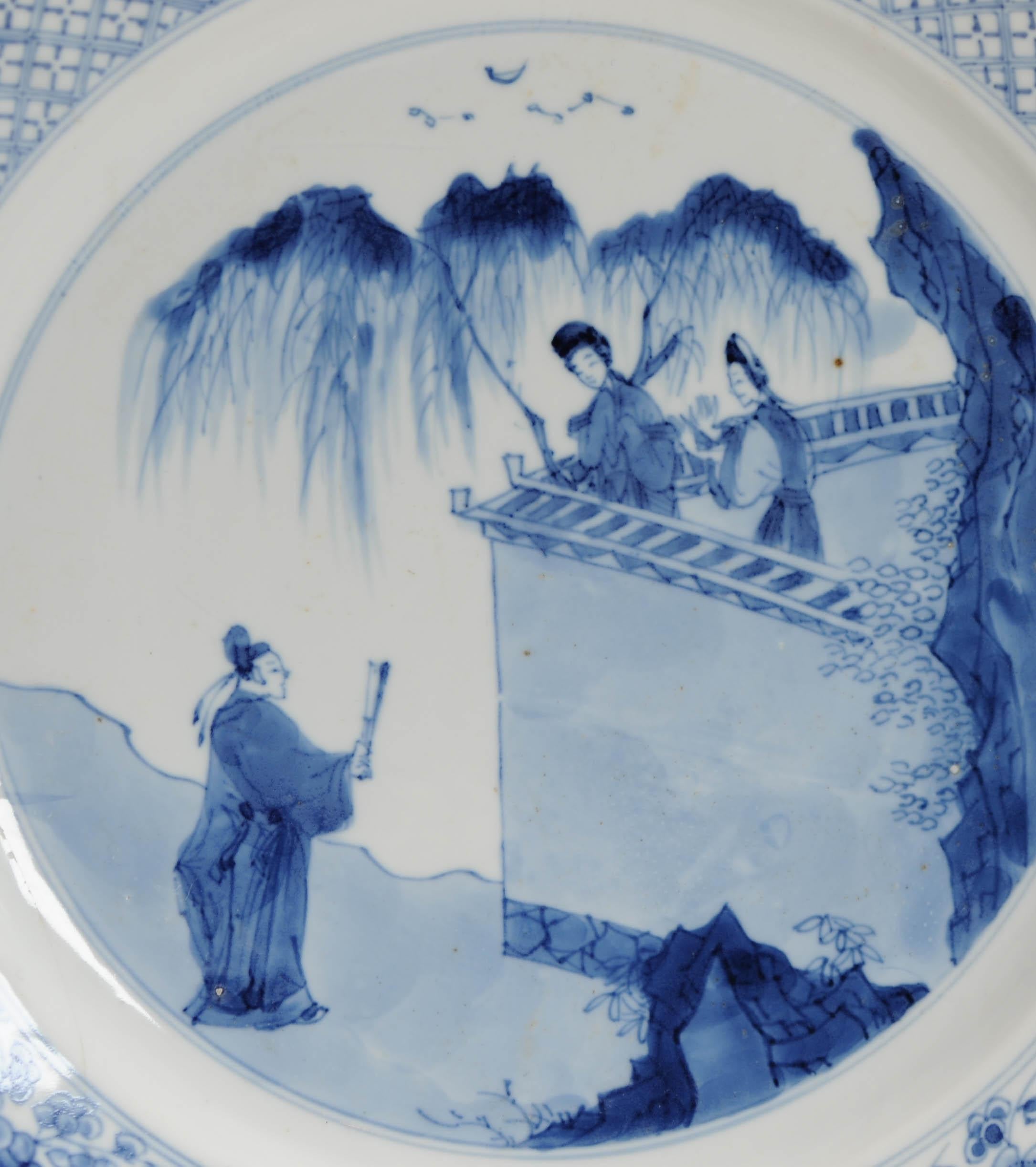 Qing Raro piatto grande in porcellana cinese di Kangxi con pagode, con marchio del balcone o del muro in vendita