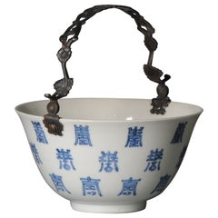 Rara ciotola di porcellana cinese del periodo Kangxi con manico d'argento, marcata Shou