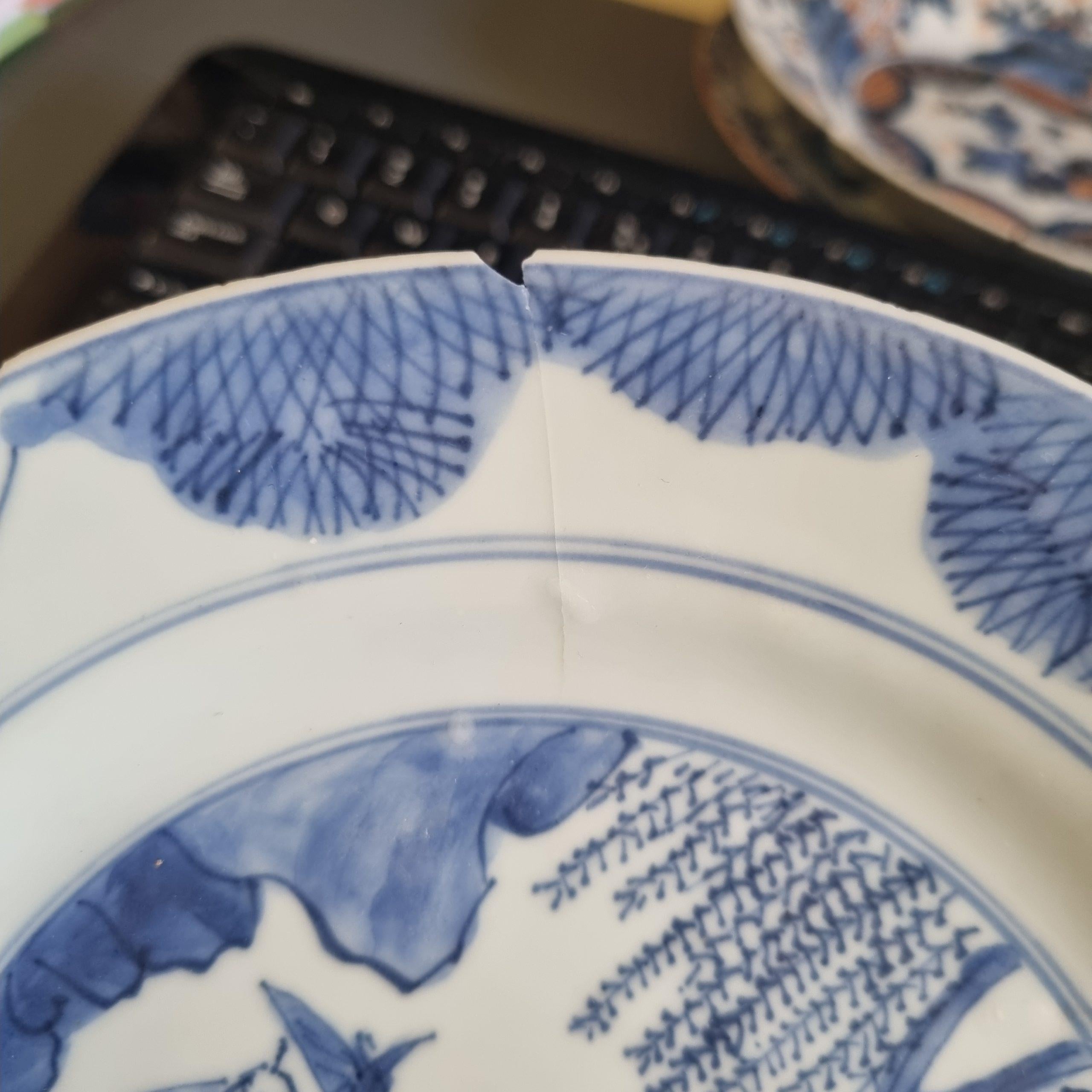 Raro piatto in porcellana cinese del periodo Kangxi con bue e figure di paesaggio In condizioni buone in vendita a Amsterdam, Noord Holland
