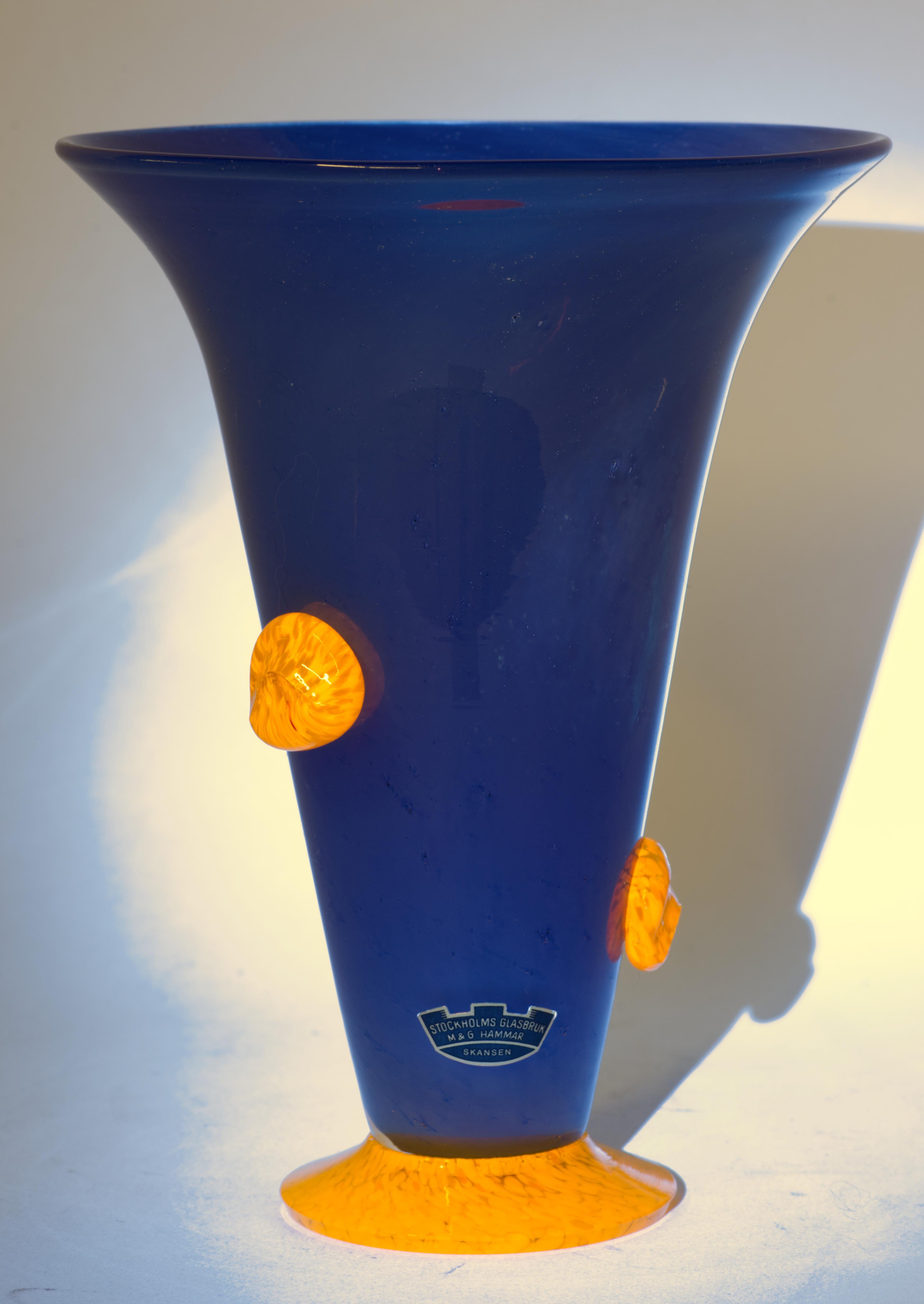 Raro vaso Karin Hammar for Stockholms Glasbruk, vetro artistico svedese, si illumina ai raggi UV in vendita 2