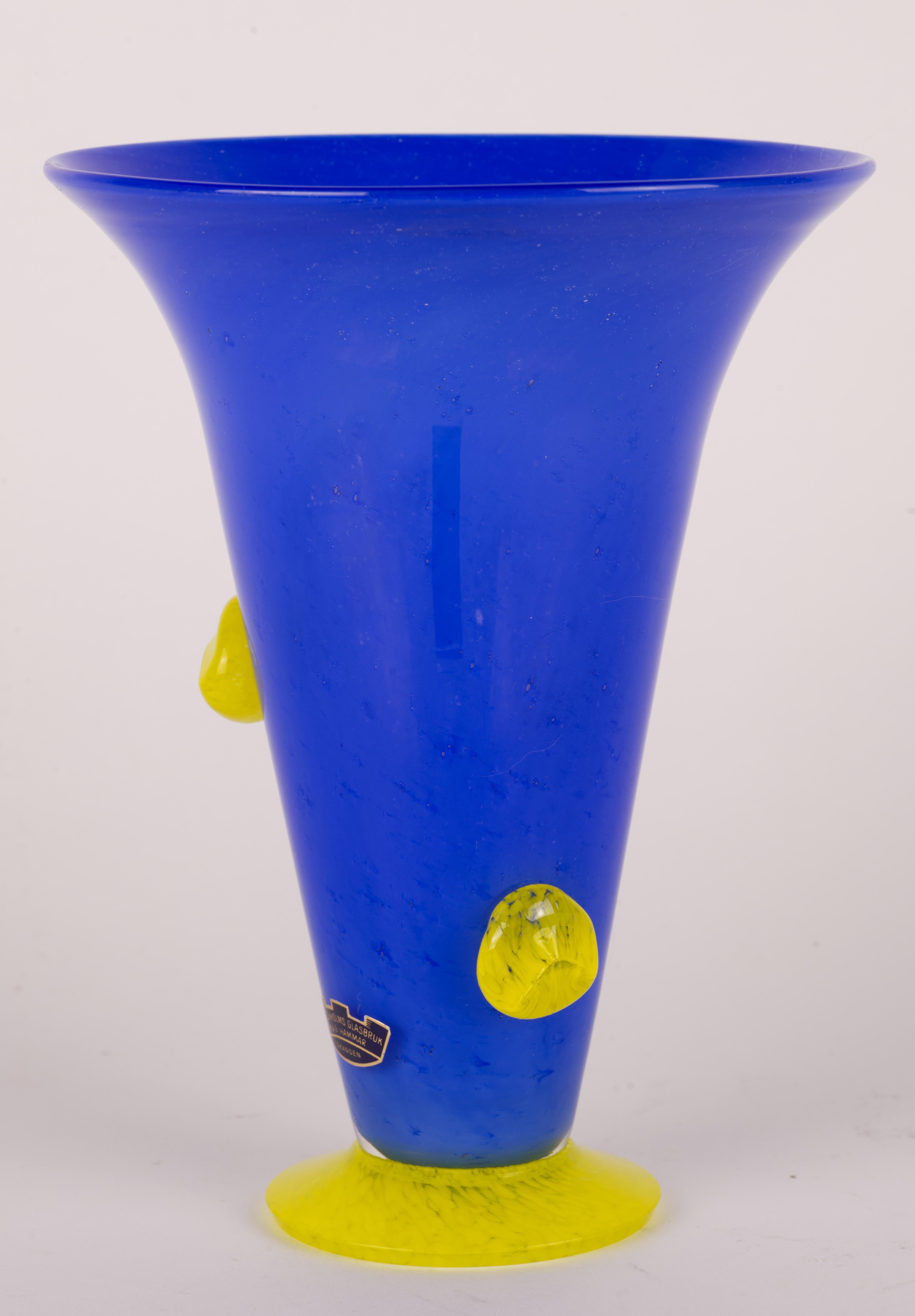 Scandinavo moderno Raro vaso Karin Hammar for Stockholms Glasbruk, vetro artistico svedese, si illumina ai raggi UV in vendita