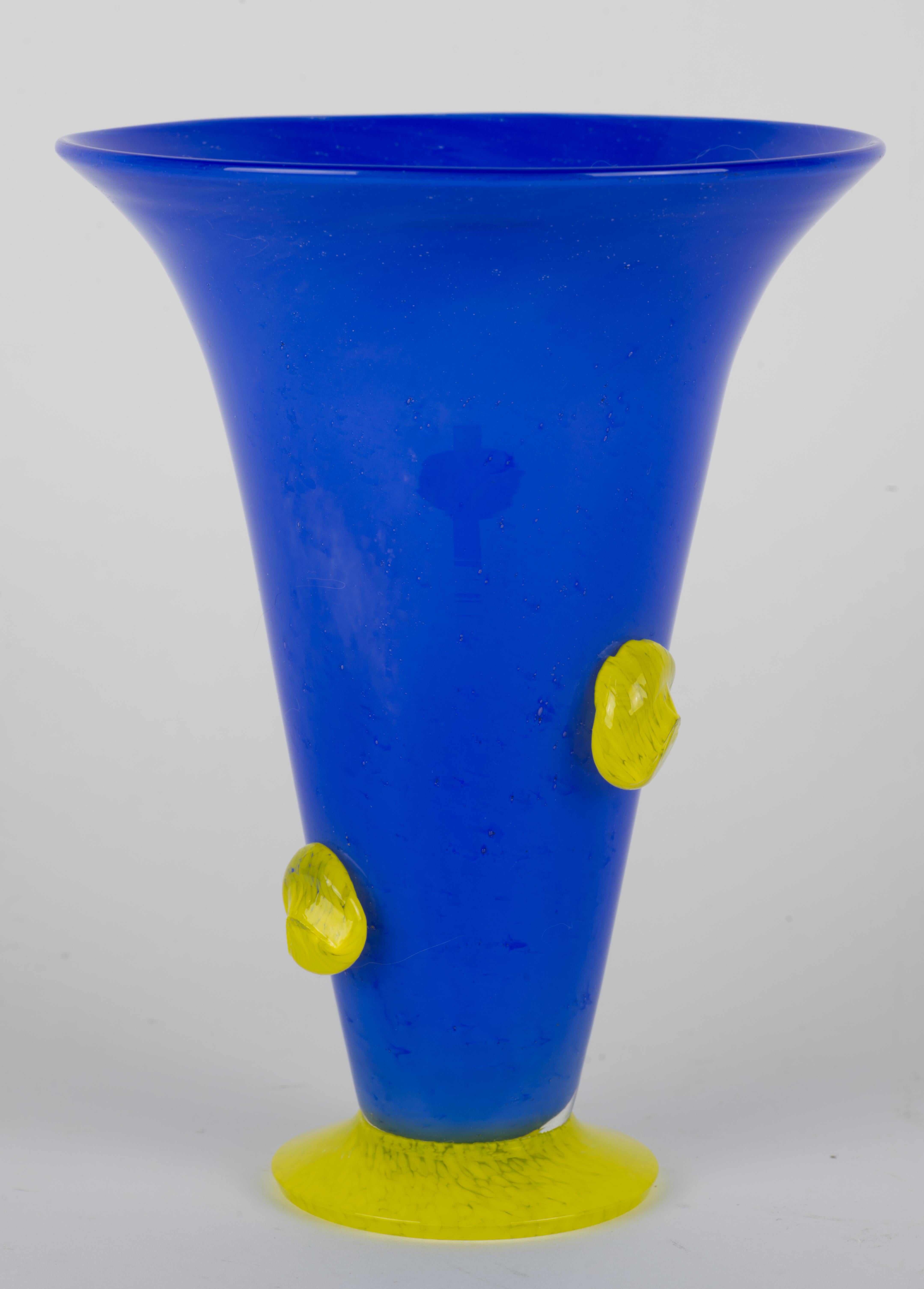 Svedese Raro vaso Karin Hammar for Stockholms Glasbruk, vetro artistico svedese, si illumina ai raggi UV in vendita