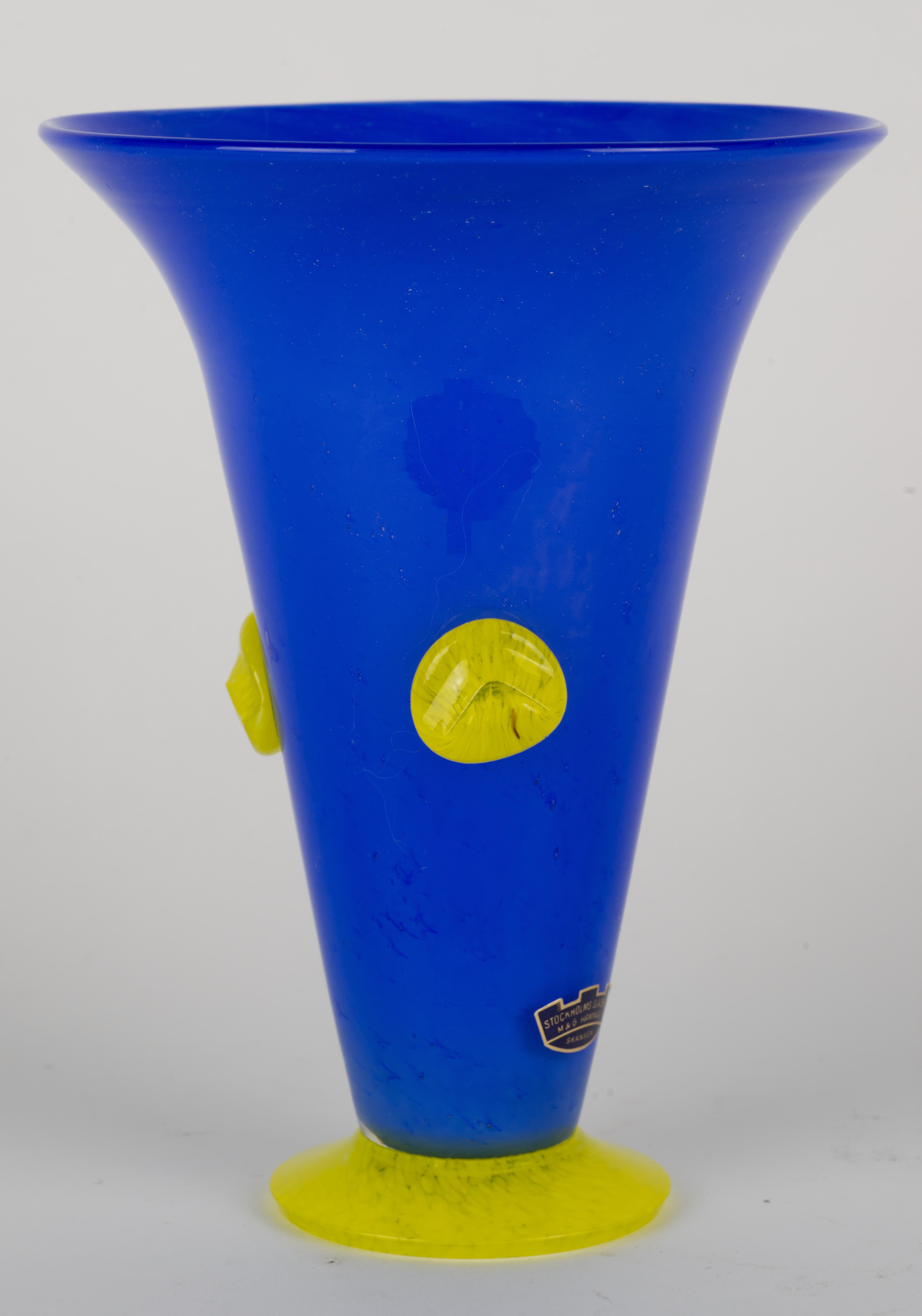 Fatto a mano Raro vaso Karin Hammar for Stockholms Glasbruk, vetro artistico svedese, si illumina ai raggi UV in vendita