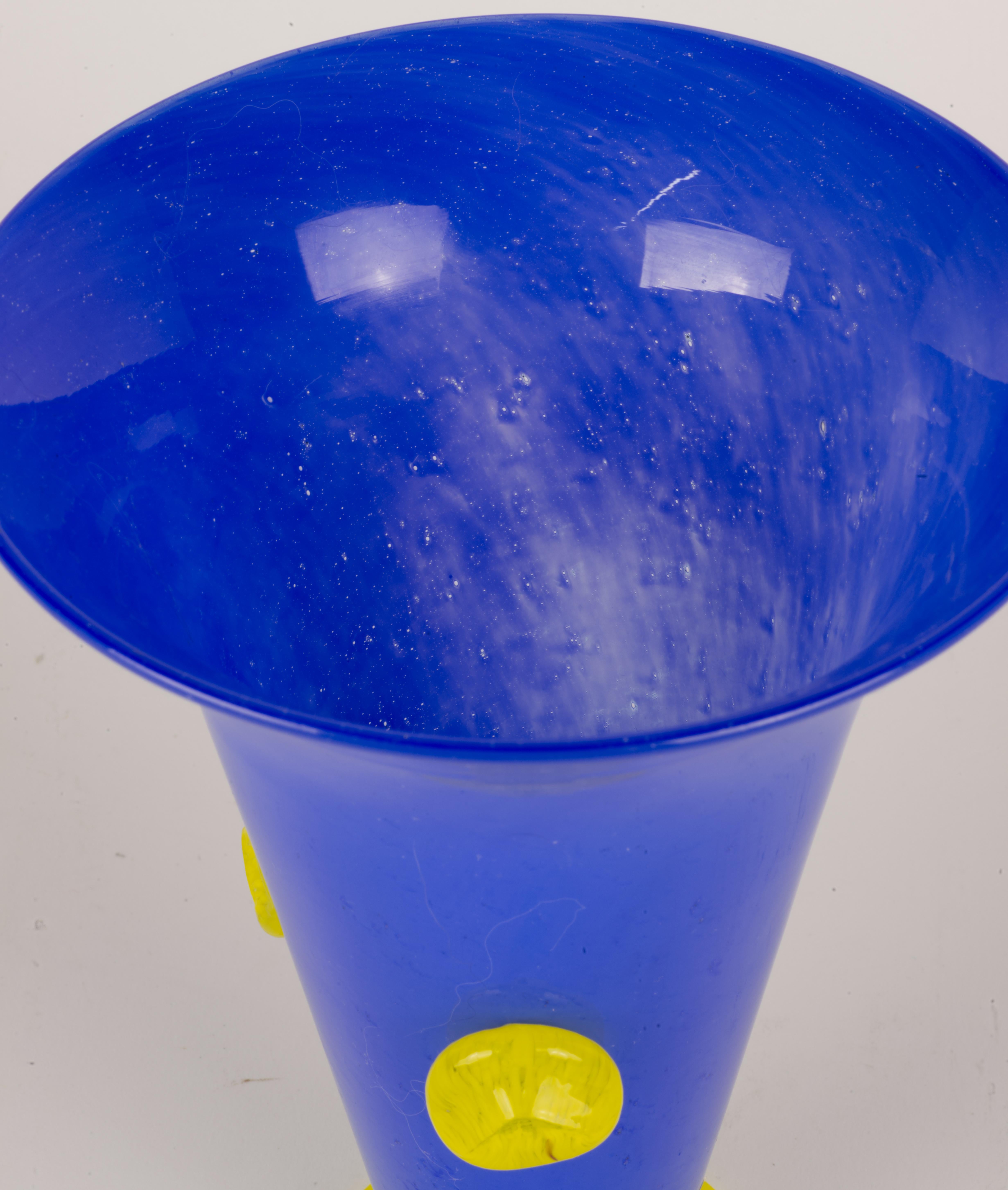 XX secolo Raro vaso Karin Hammar for Stockholms Glasbruk, vetro artistico svedese, si illumina ai raggi UV in vendita