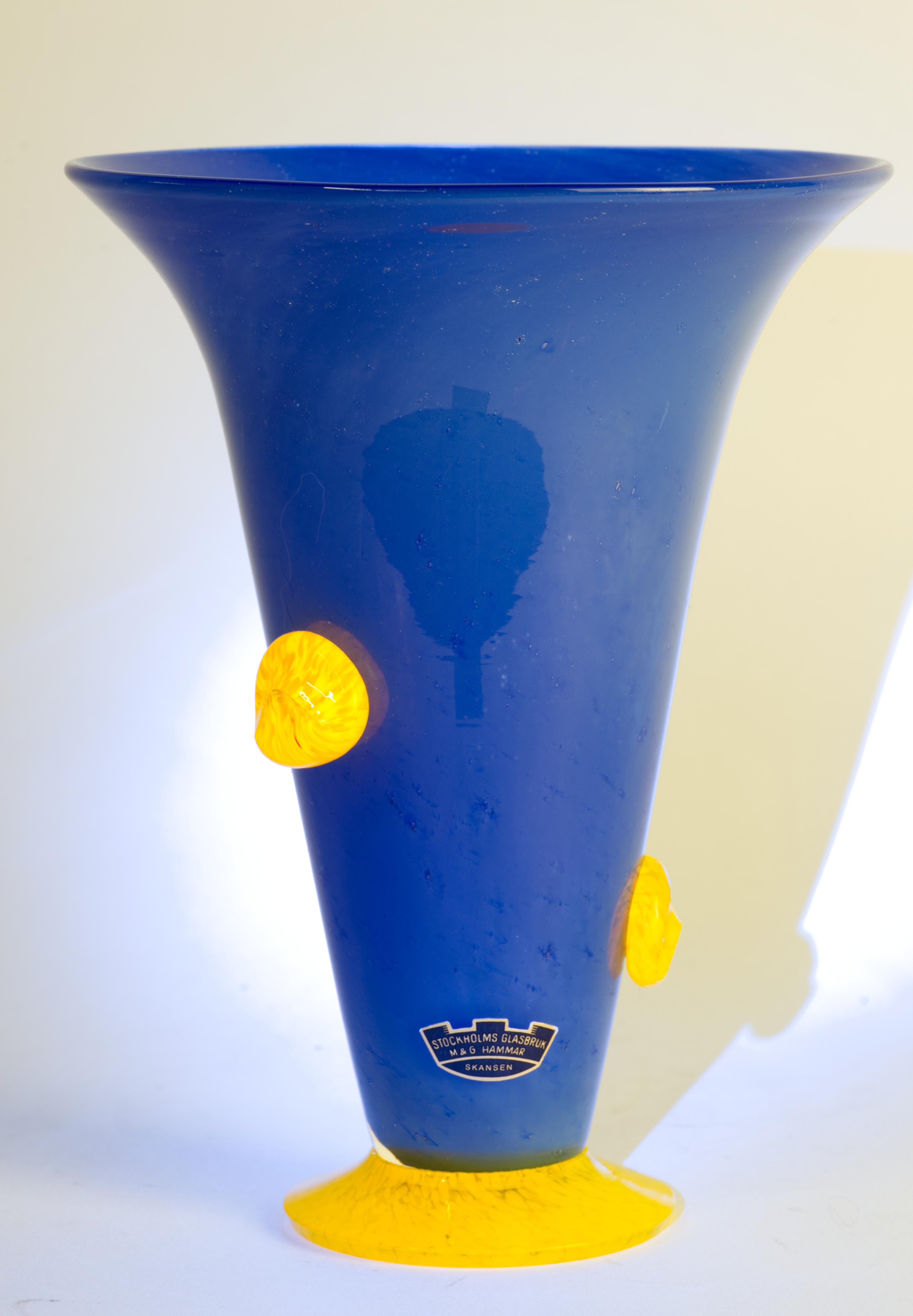 Raro vaso Karin Hammar for Stockholms Glasbruk, vetro artistico svedese, si illumina ai raggi UV in vendita 1