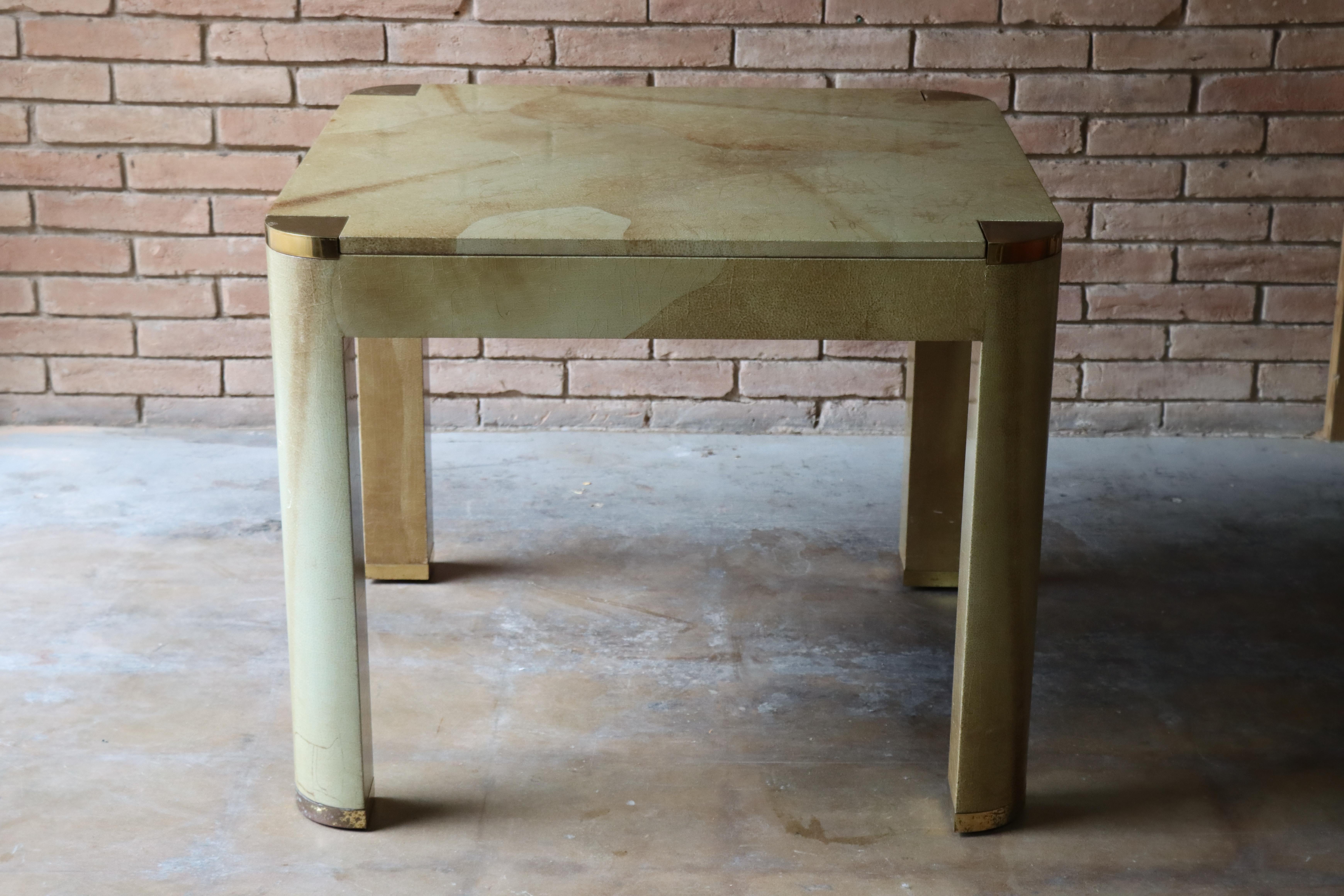 Seltener Backgammon-Tisch mit eckigen Beinen, entworfen von Karl Springer. Dieser schöne Tisch ist mit einem lackierten beigen Ziegenleder umhüllt und hat ein Backgammon-Brett aus Leder in Braun, Beige und Koralle. Die oberen Kanten und Füße sind