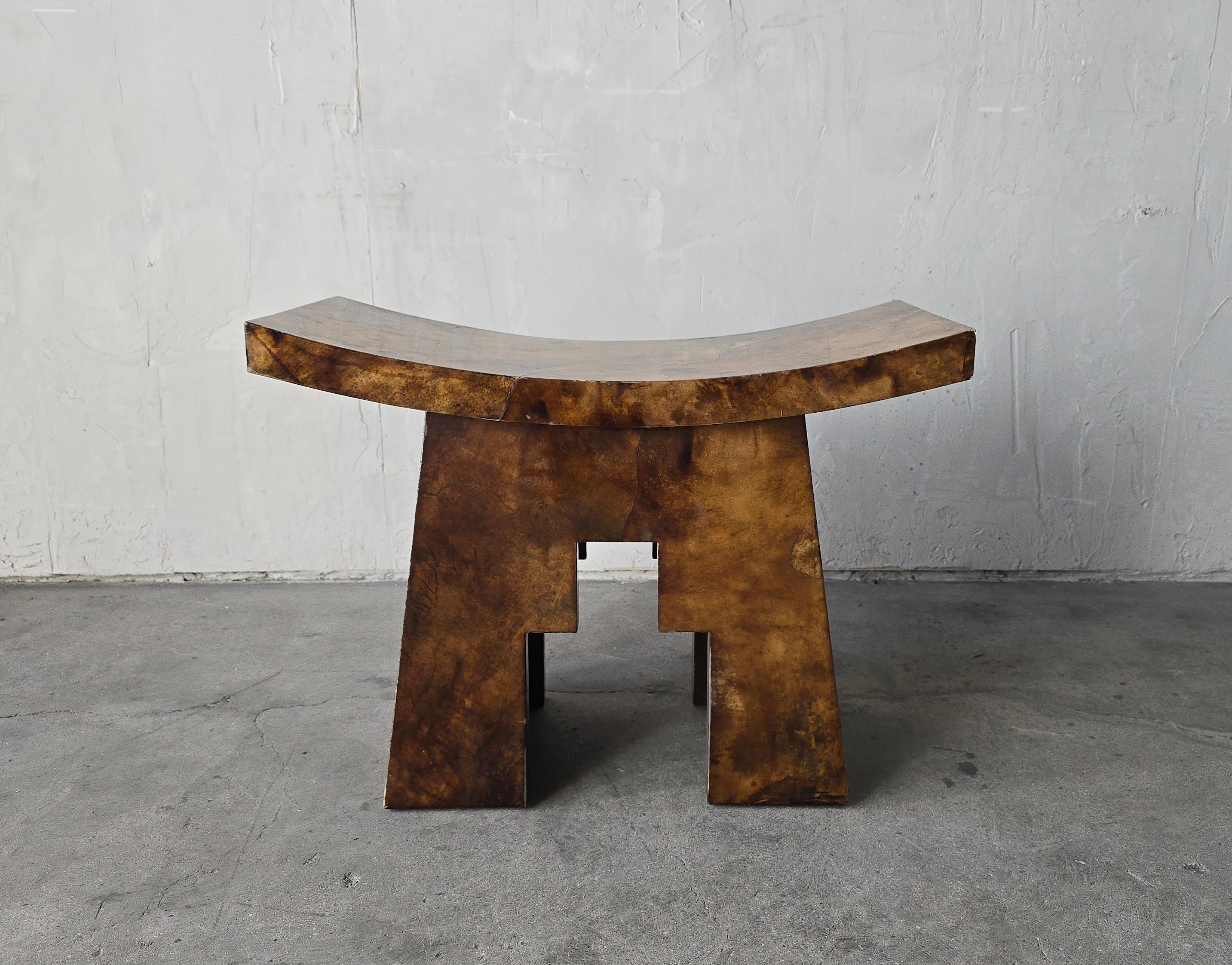 Ce rare tabouret original de Karl Springer est étonnant. Le tabouret est en peau de chèvre laquée, dans un magnifique camaïeu de bruns, une pièce de design qui mérite vraiment d'être convoitée.

Le tabouret est en bon état et utilisable.  En raison