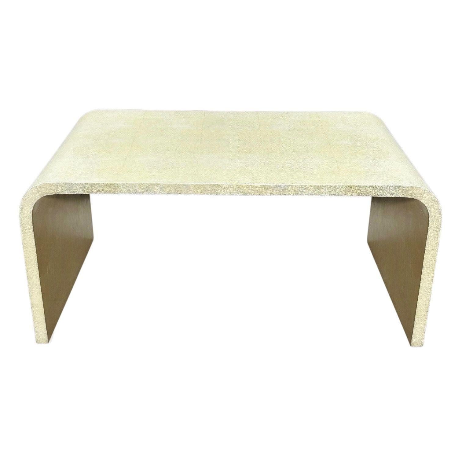 Rare table basse en cascade en galuchat naturel de Karl Springer, années 1980. Original en très bon état.
Mesure 43.25