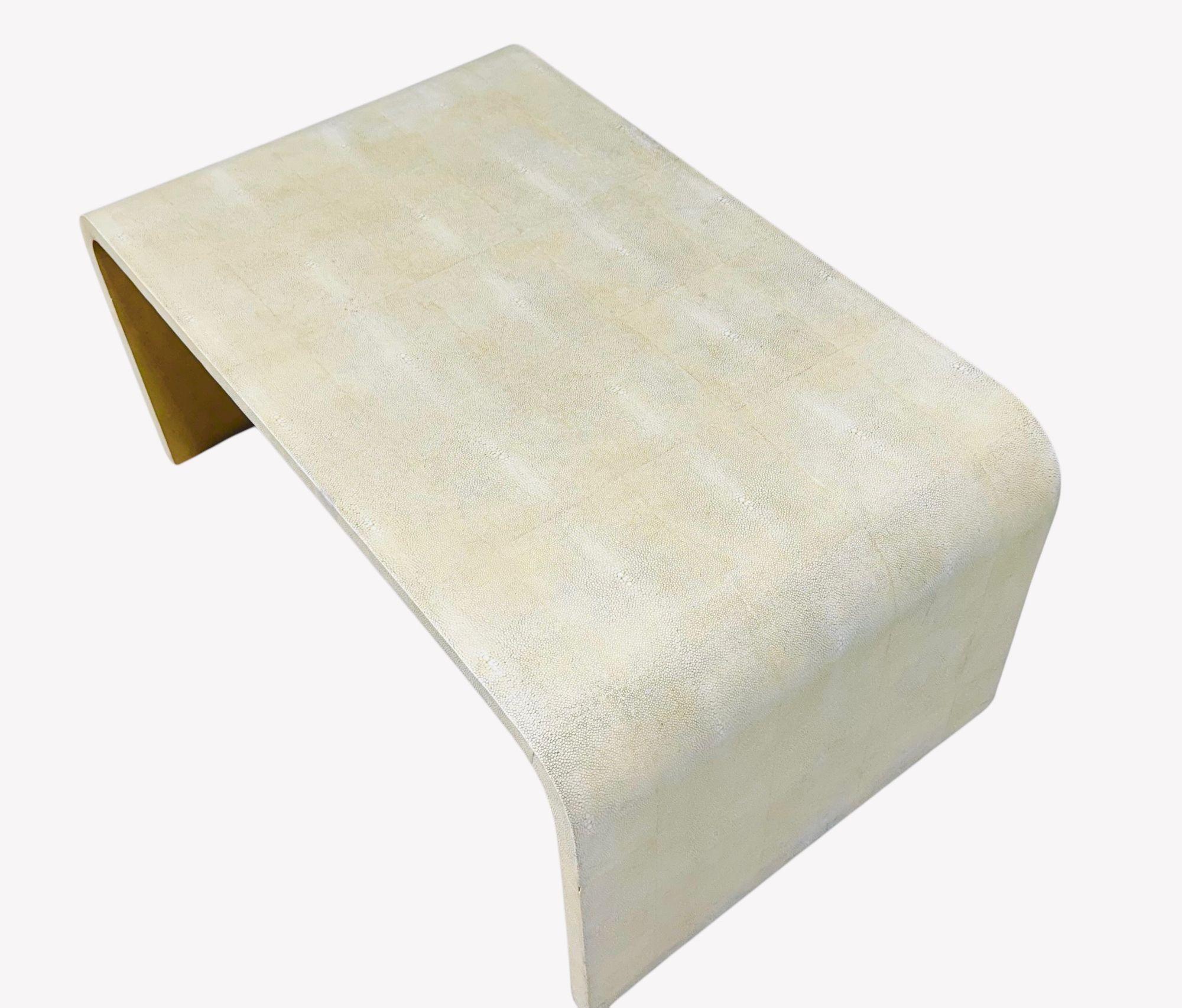 Mid-Century Modern Rare table basse en cascade en galuchat naturel de Karl Springer, 1980 en vente